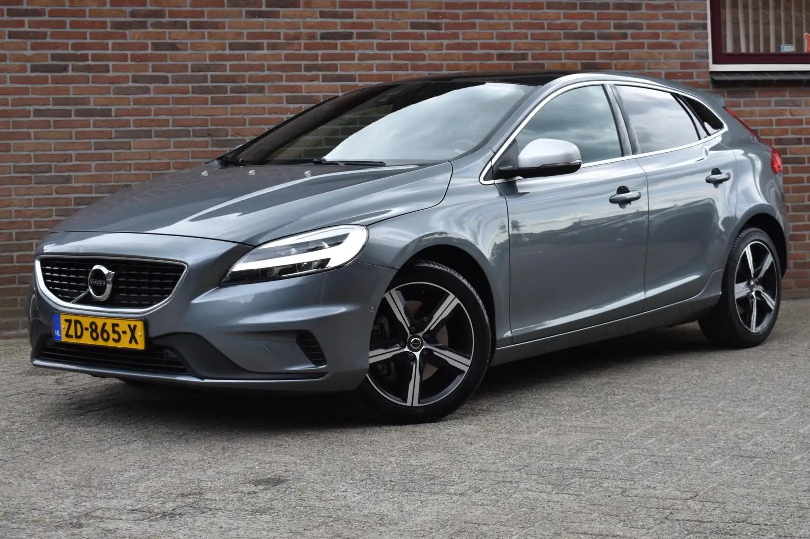 Volvo V40 1.5 T3 Polar+ Sport '19 NL Auto 60 Dkm Pano Harman Szürke - 1