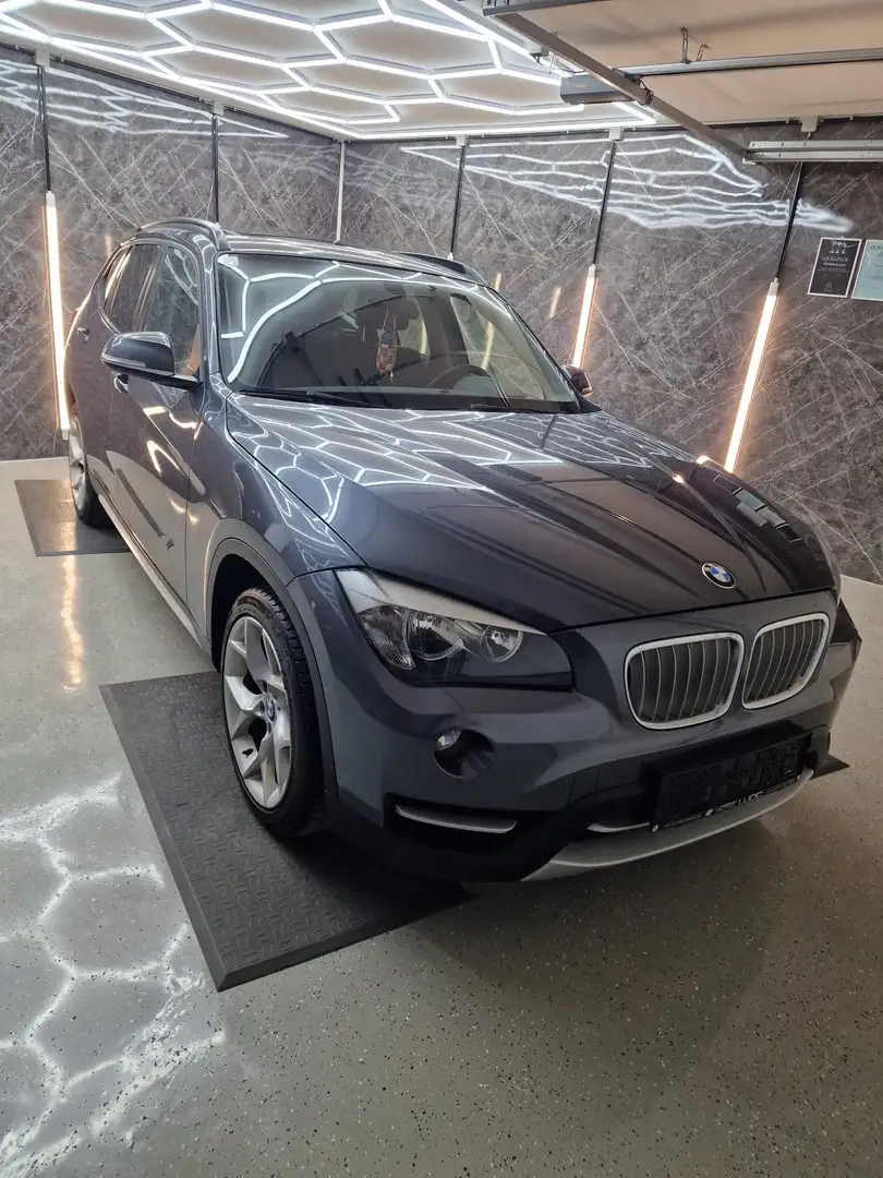 BMW X1 sDrive18d Grau - 1