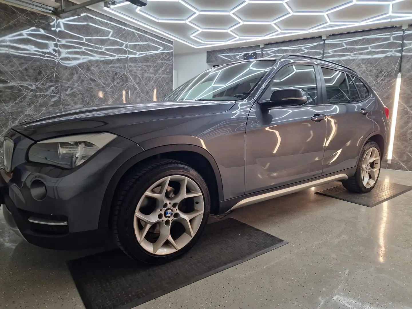 BMW X1 sDrive18d Grau - 2