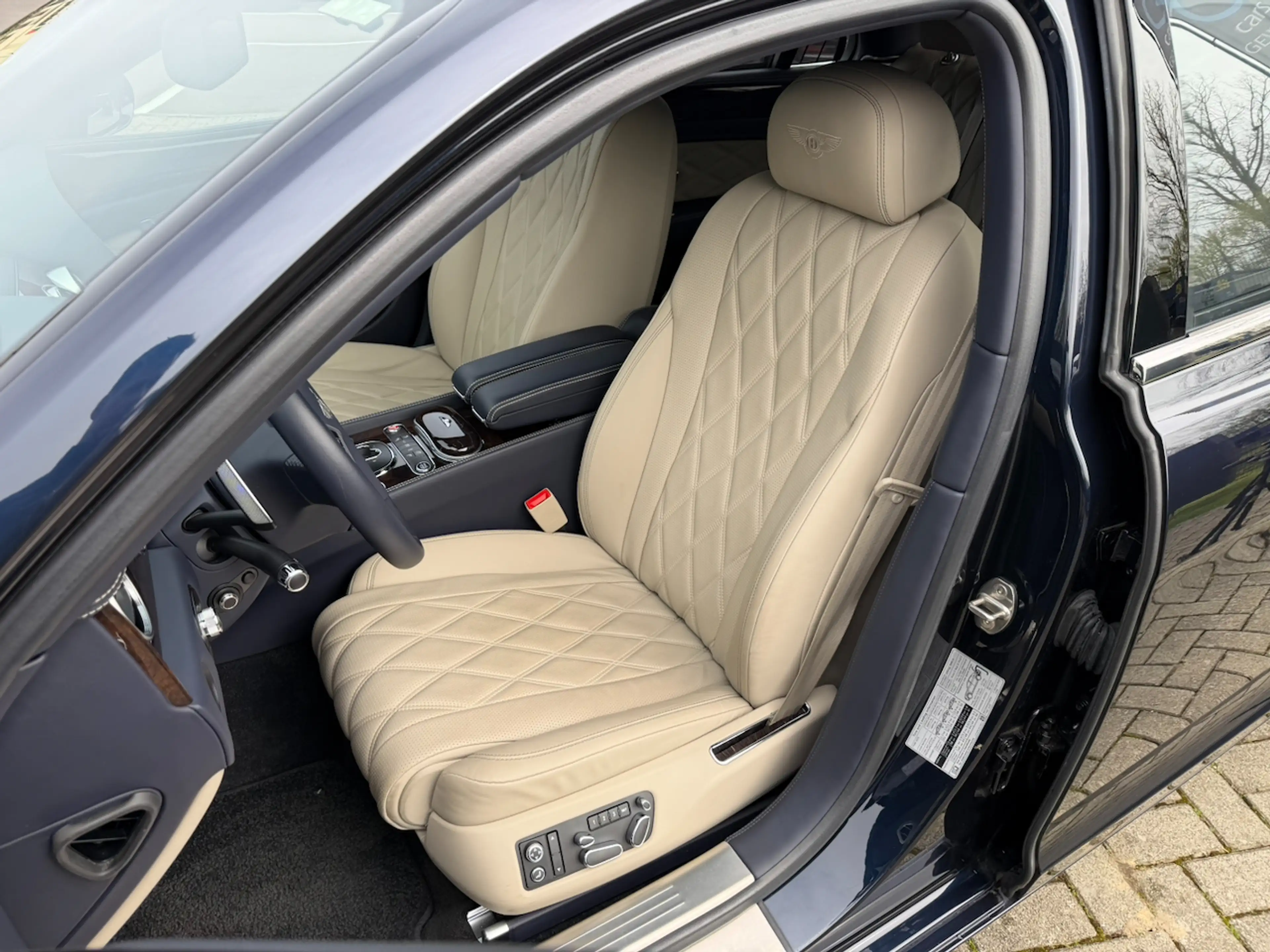 Bentley Flying Spur 4.0 V8 MULLINER FULL HISTORY — photo 10