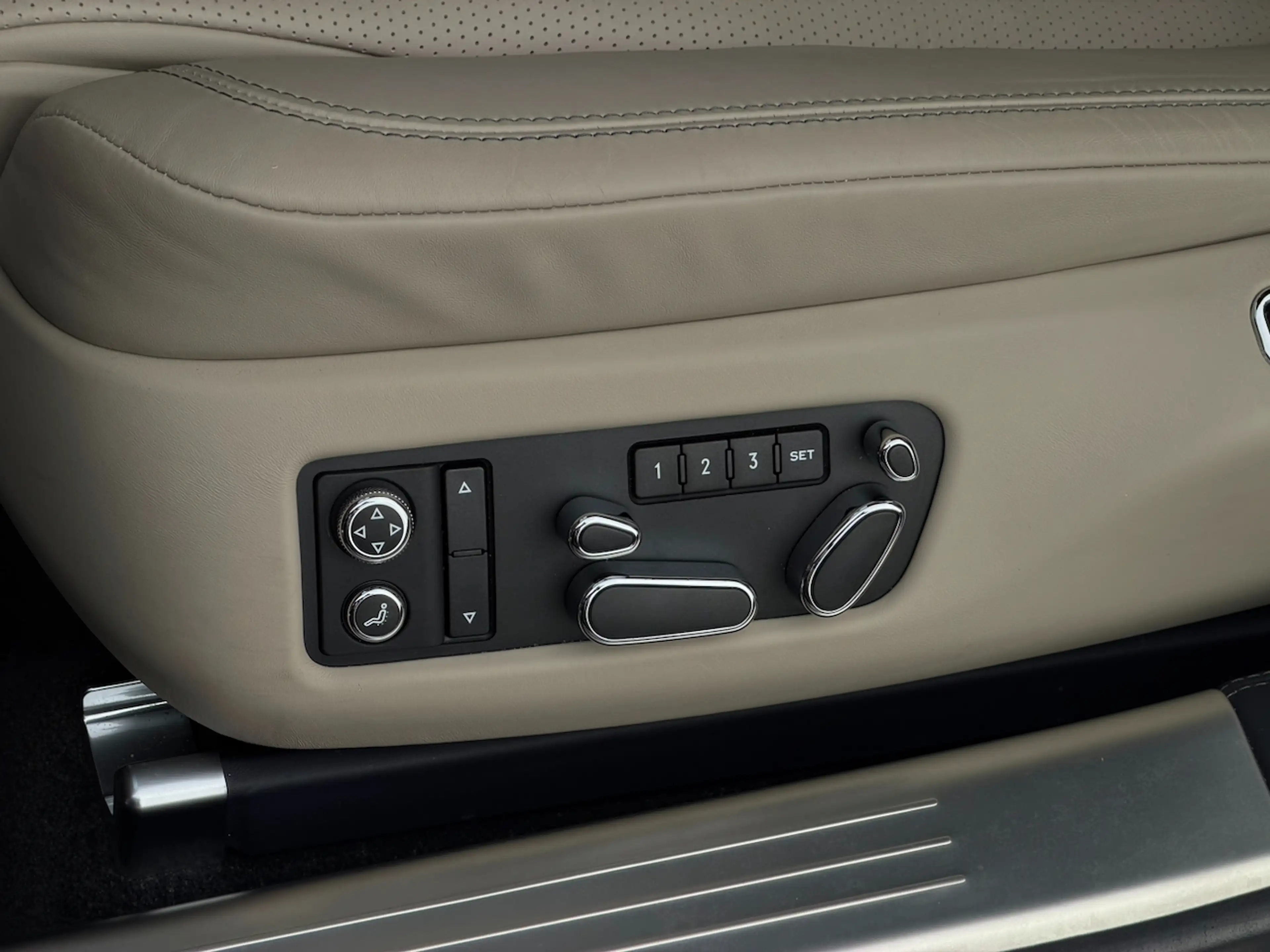 Bentley Flying Spur 4.0 V8 MULLINER FULL HISTORY — photo 12