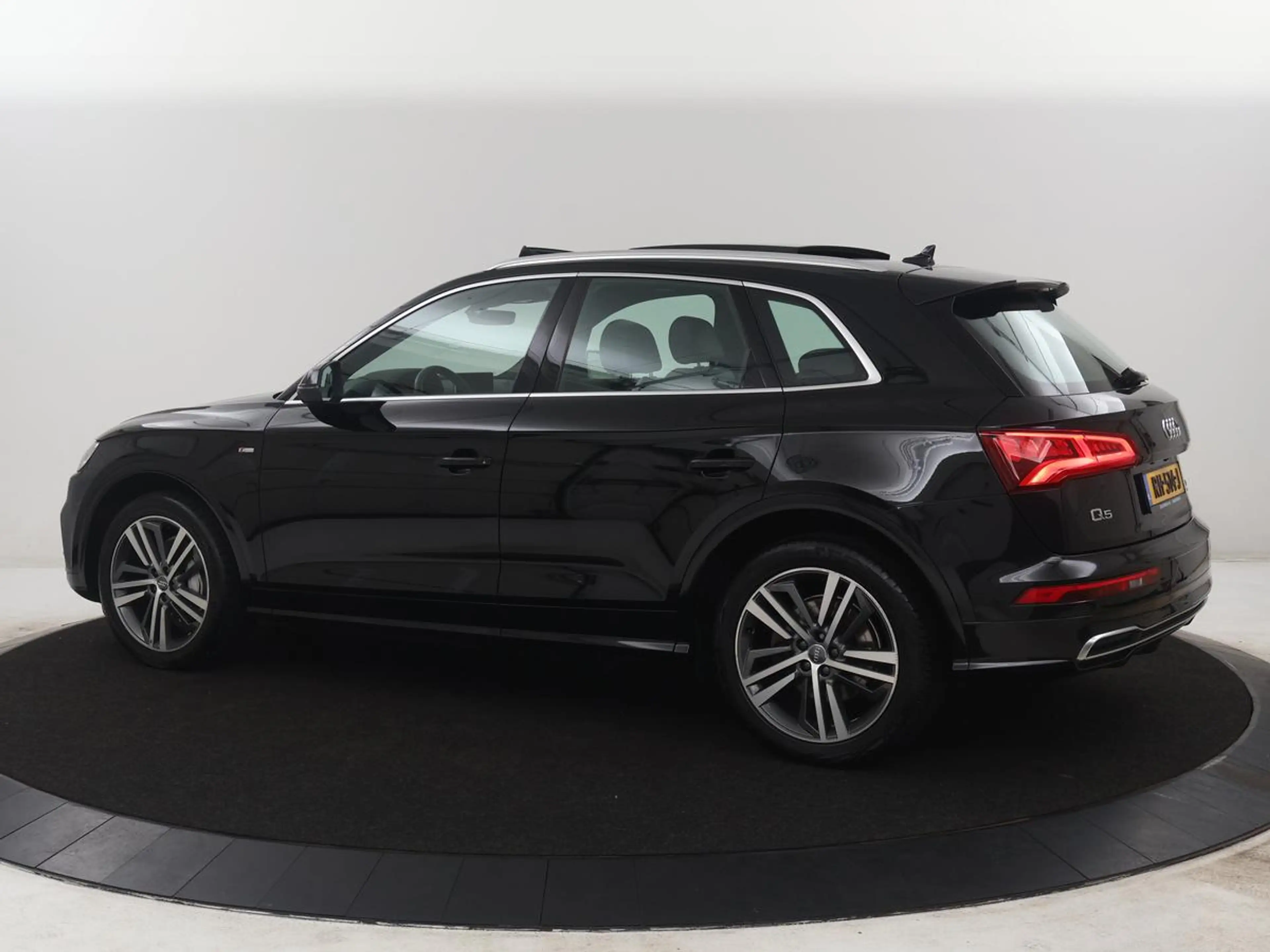 Audi Q5 2.0 TFSI quattro S-Line Launch Edition | Panoramad — photo 2