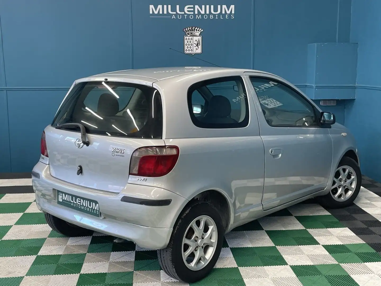 Toyota Yaris 65 VVT-I LUNA 3P Grau - 2