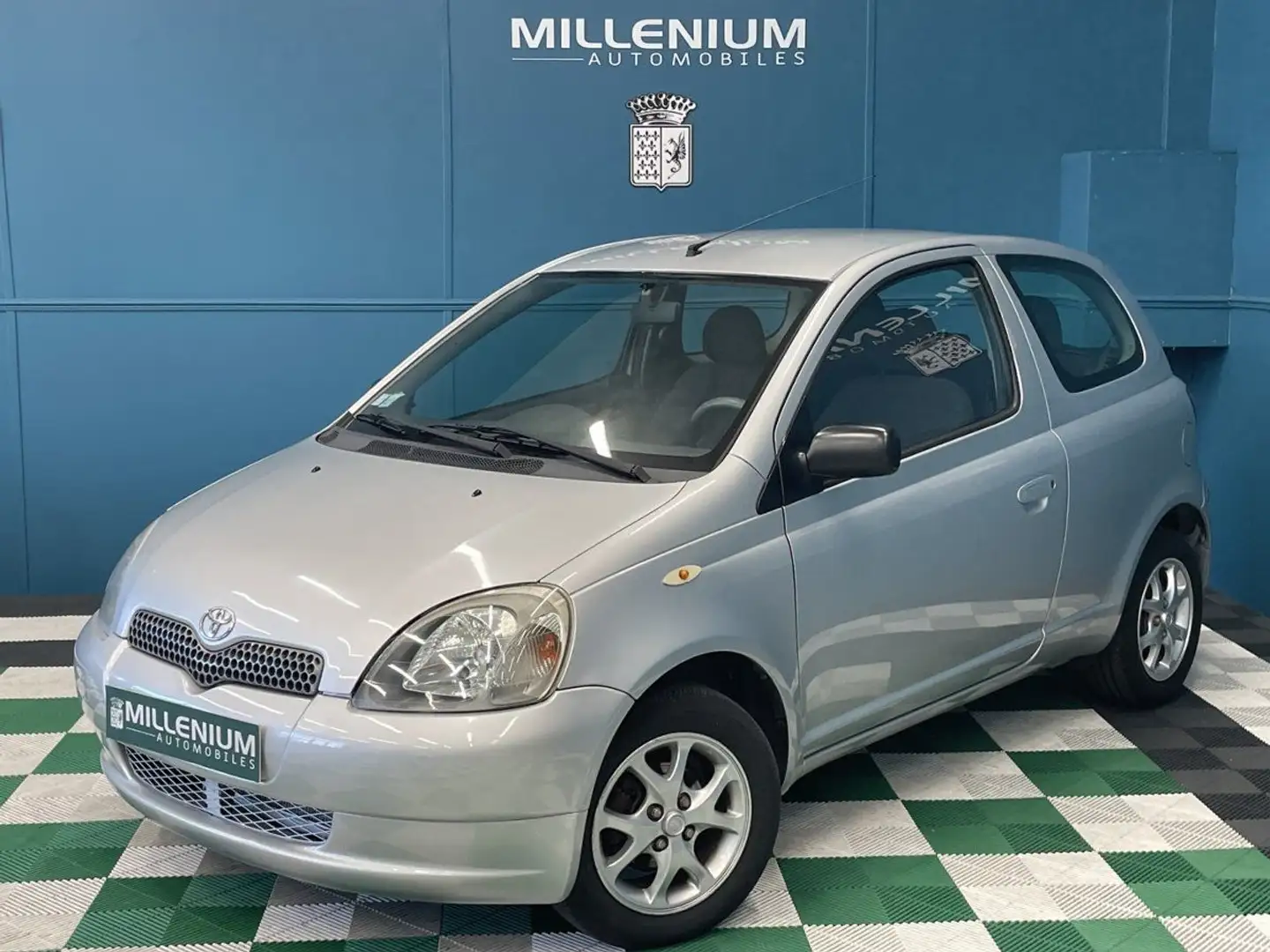 Toyota Yaris 65 VVT-I LUNA 3P Grau - 1