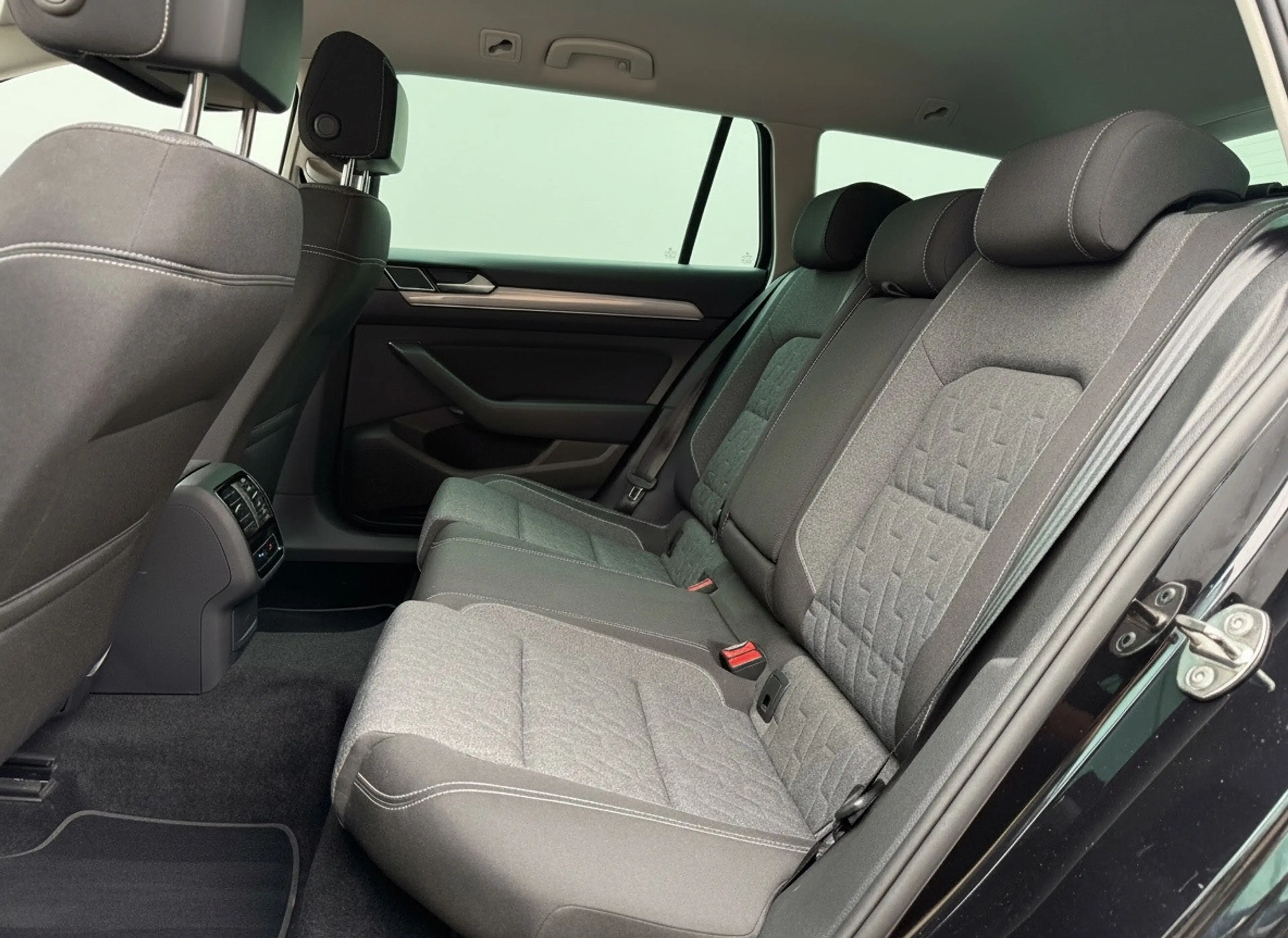 Volkswagen Passat Variant 1.4 TSI PHEV GTE Business SOH 93% — photo 12