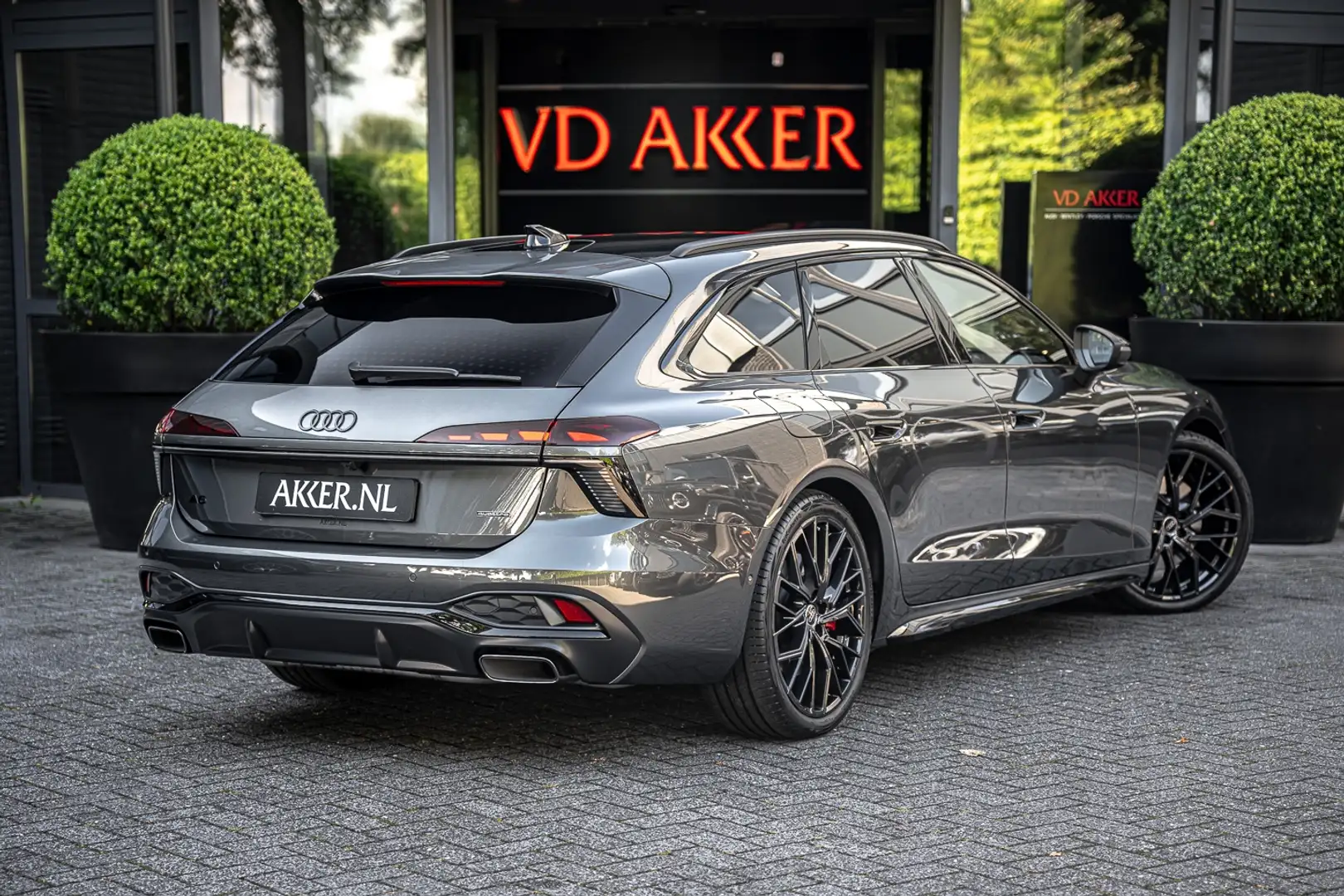 Audi A6 Avant E-Hybrid Quattro S-Edition Competition (368 Grau - 2