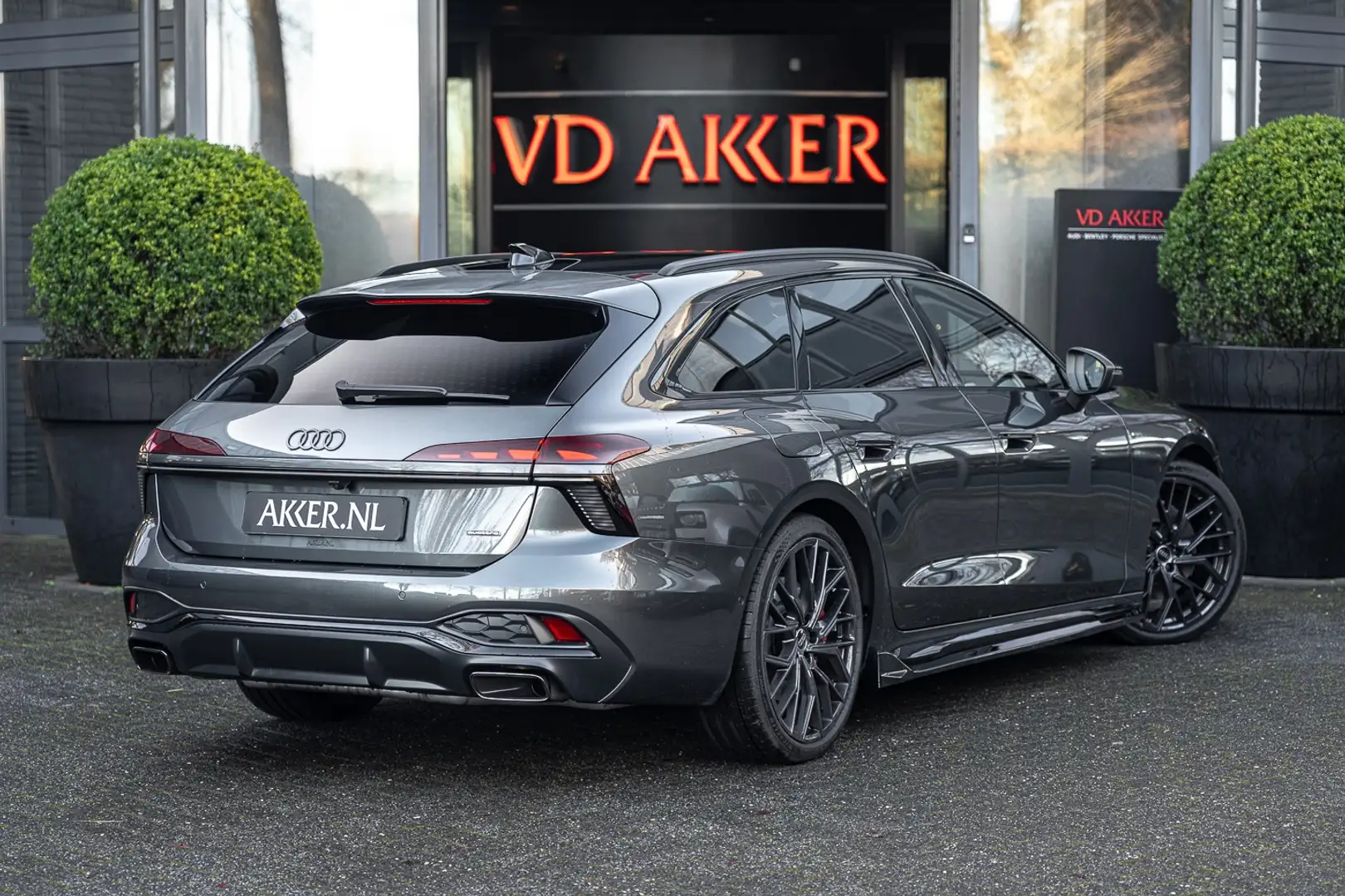 Audi A6 Avant E-Hybrid Quattro S-Edition Competition (368 Grau - 2