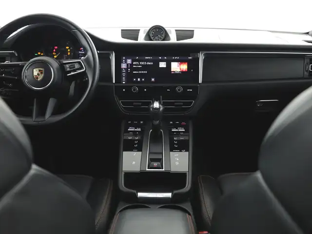 Porsche Macan view 11