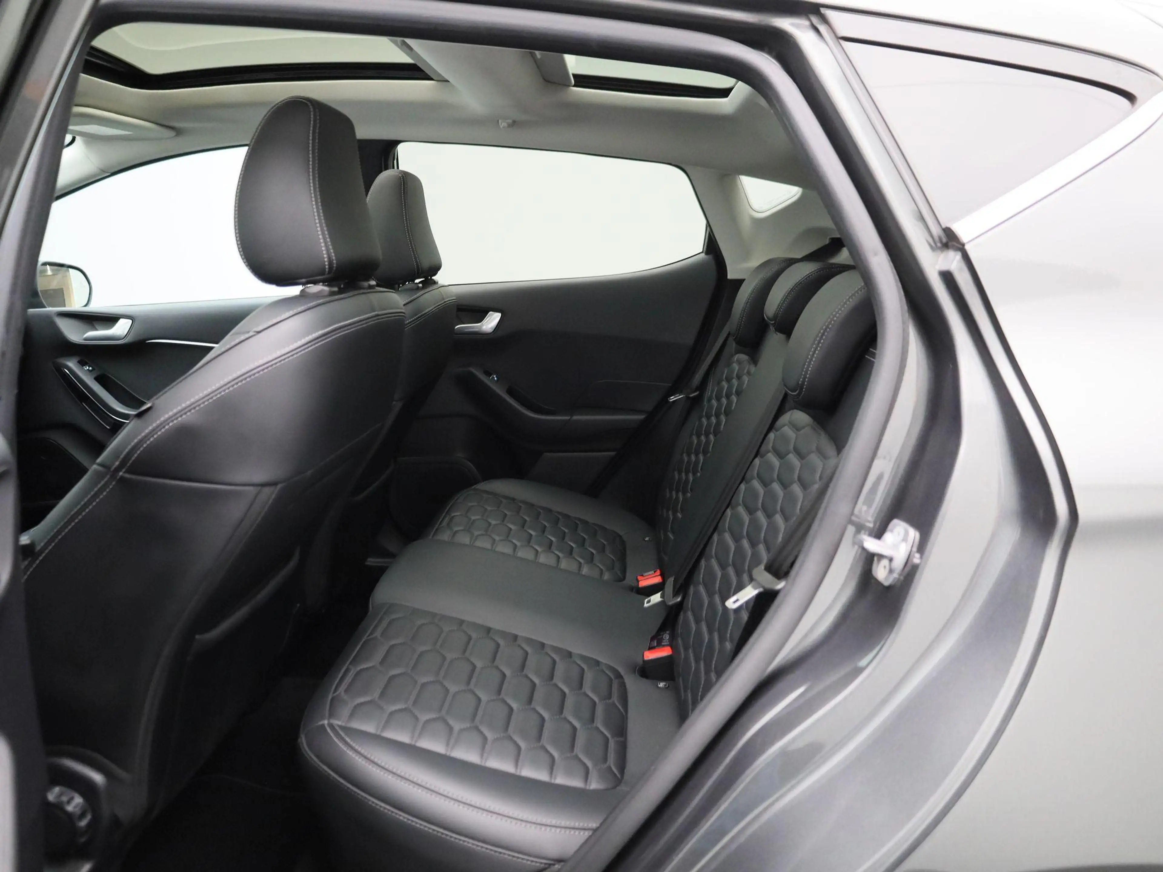 Ford Fiesta 1.0 EcoBoost Hybrid Vignale Panoramadak | Winterpa — photo 10