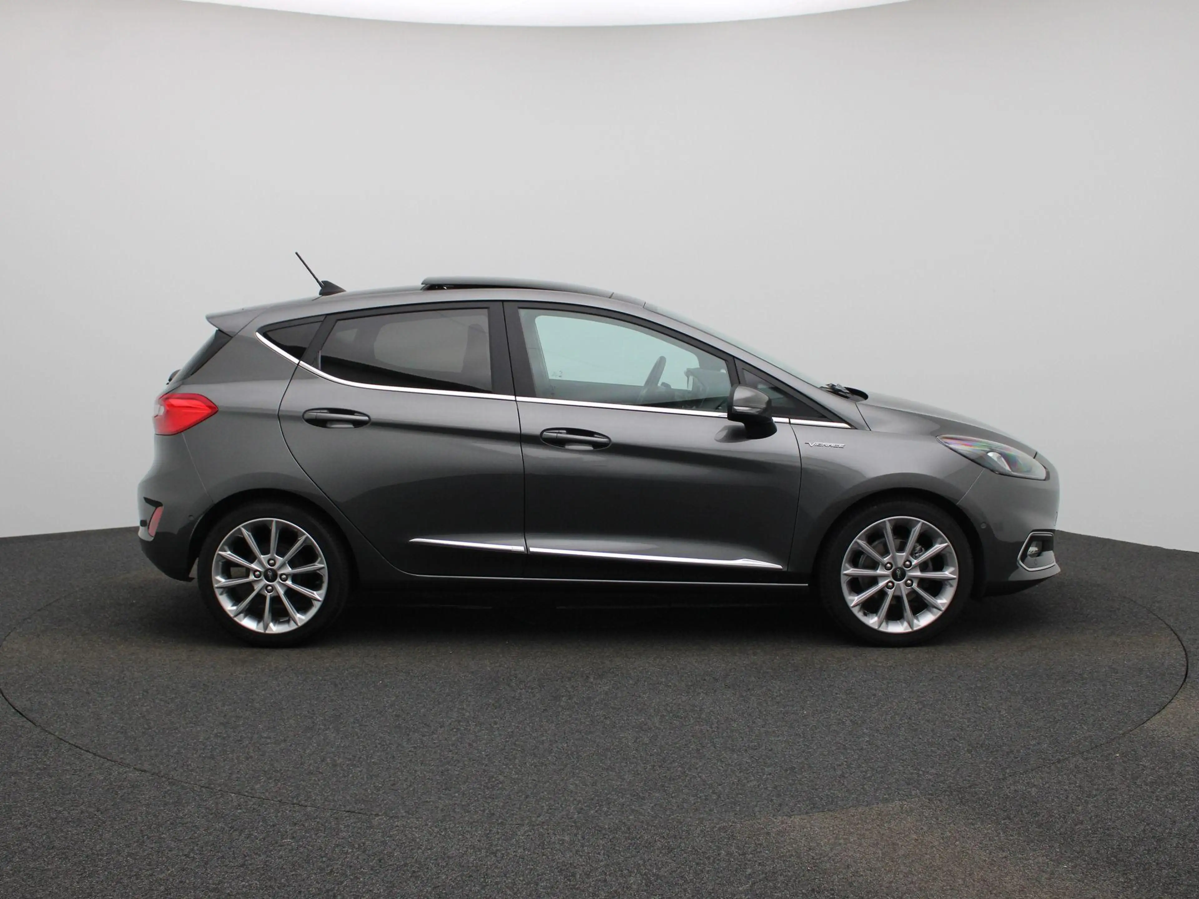 Ford Fiesta 1.0 EcoBoost Hybrid Vignale Panoramadak | Winterpa — photo 6