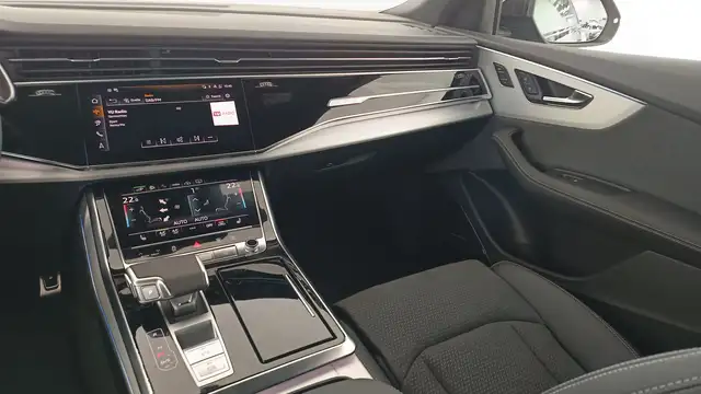 Audi Q8 view 10