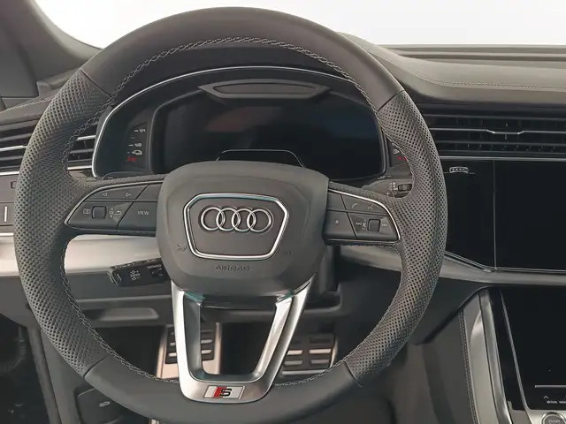 Audi Q8 view 13