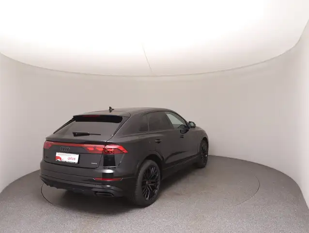 Audi Q8 view 4