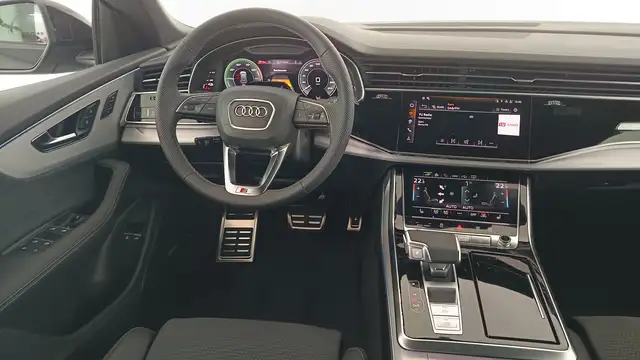 Audi Q8 view 9