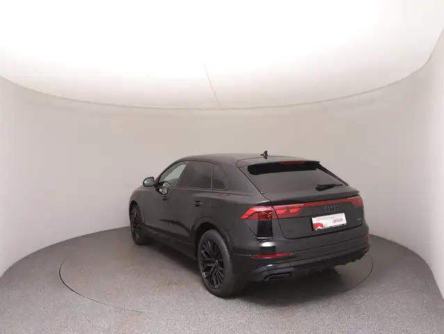 Audi Q8 view 5