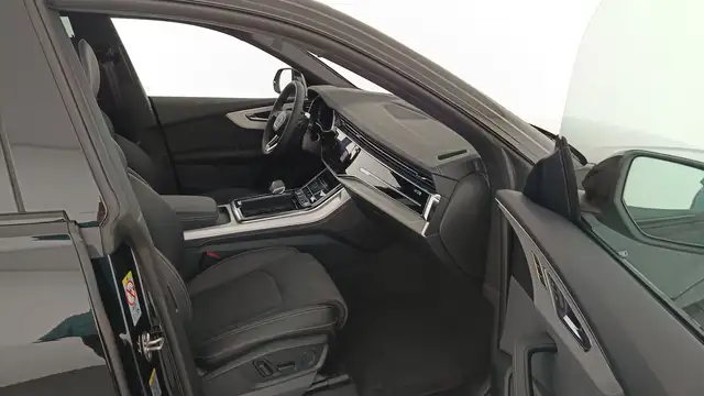 Audi Q8 view 11