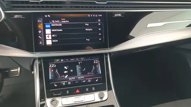 Audi Q8 view 8