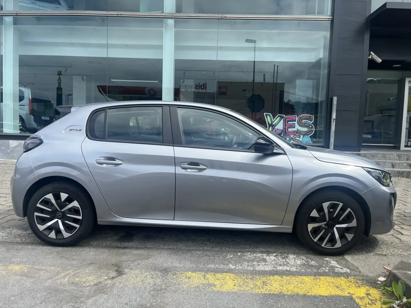 Peugeot 208 1.2 Hybrid Style e-DCS6 110 Gris - 2