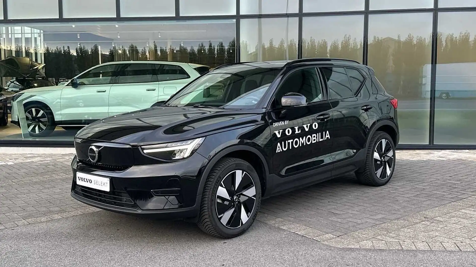 Volvo XC40 Plus Single Motor Extended Range | Zetelverwarming Zwart - 1