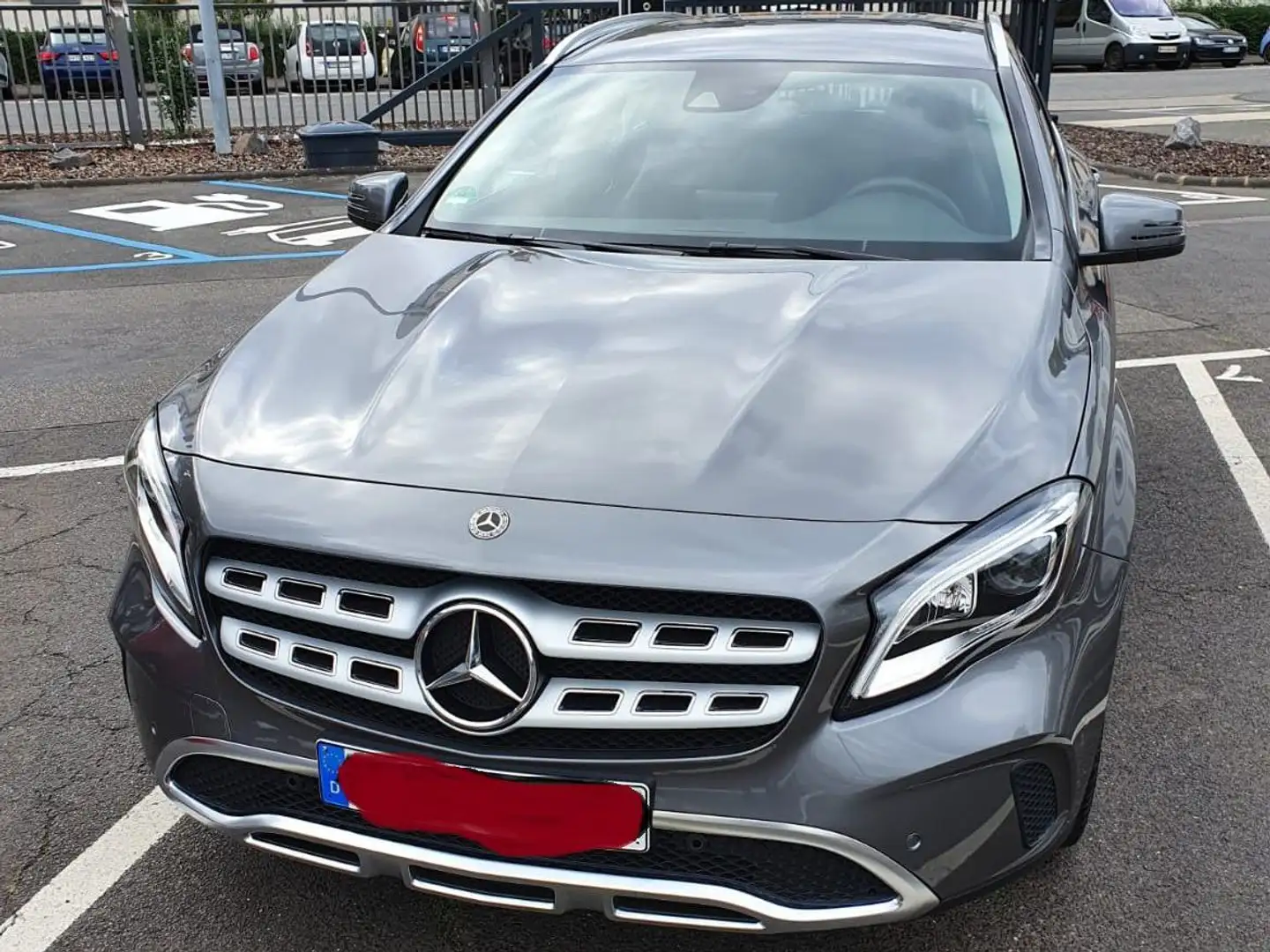 Mercedes-Benz GLA 180 Urban Grau - 2