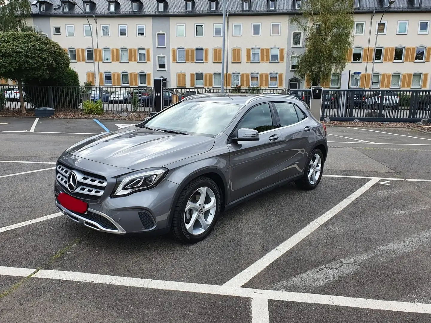Mercedes-Benz GLA 180 Urban Grau - 1