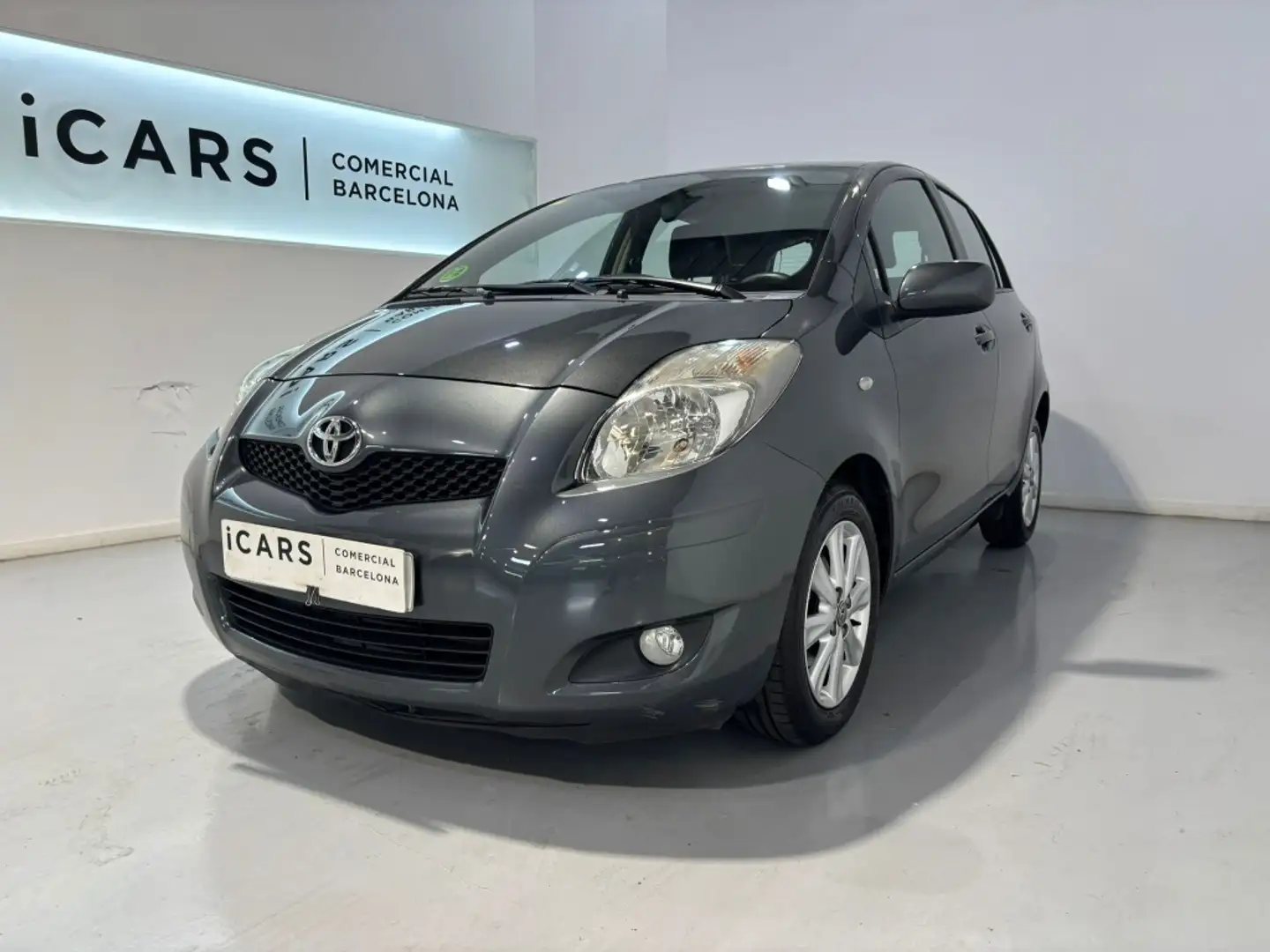Toyota Yaris 1.3 Active Gris - 1