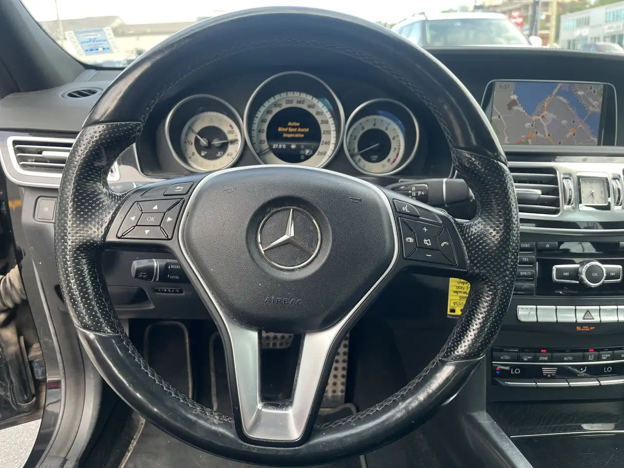 Mercedes-Benz E-Class снимка Mercedes-Benz E-Class