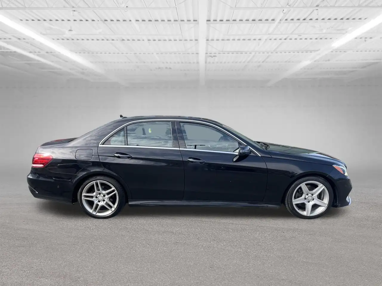 Mercedes-Benz E-Class снимка Mercedes-Benz E-Class