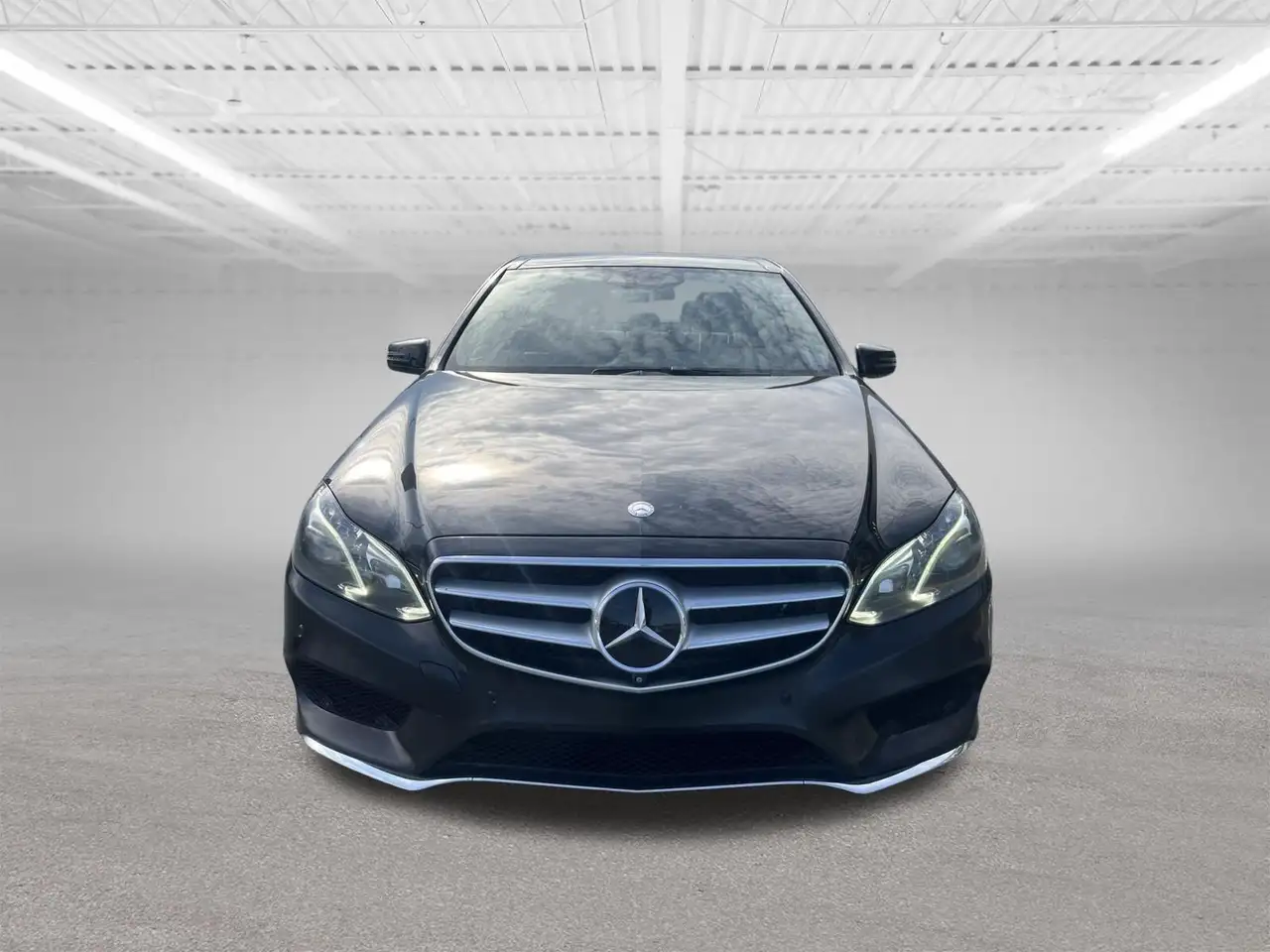 Mercedes-Benz E-Class снимка Mercedes-Benz E-Class