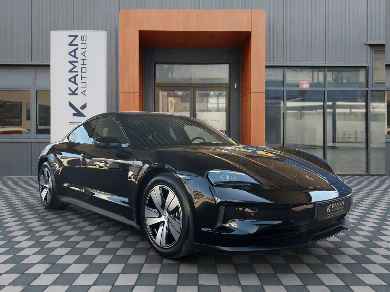 Porsche Taycan Limousine Panorama MY 2025 3