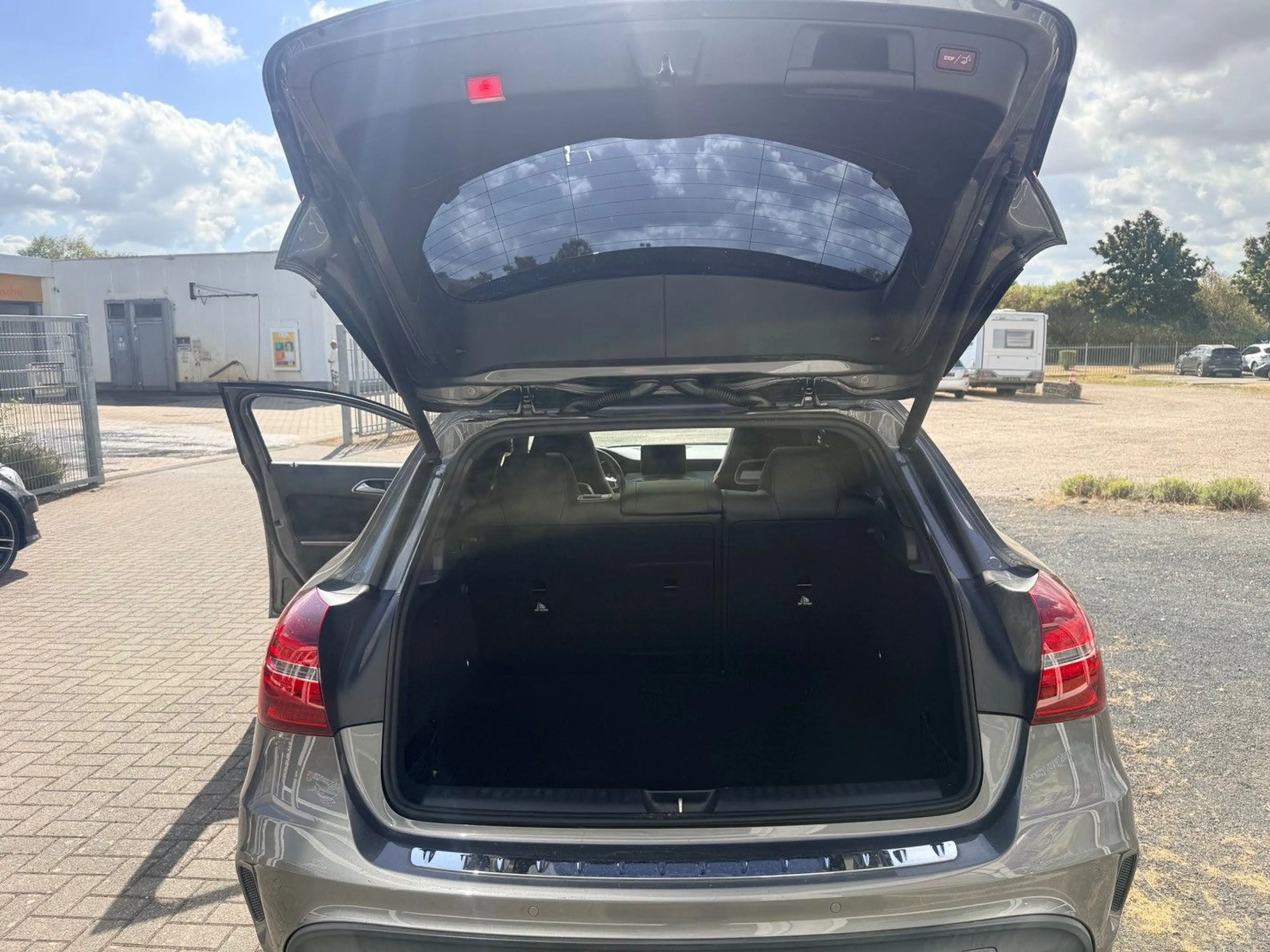 Mercedes-Benz GLA 200 AMG Line — photo 14