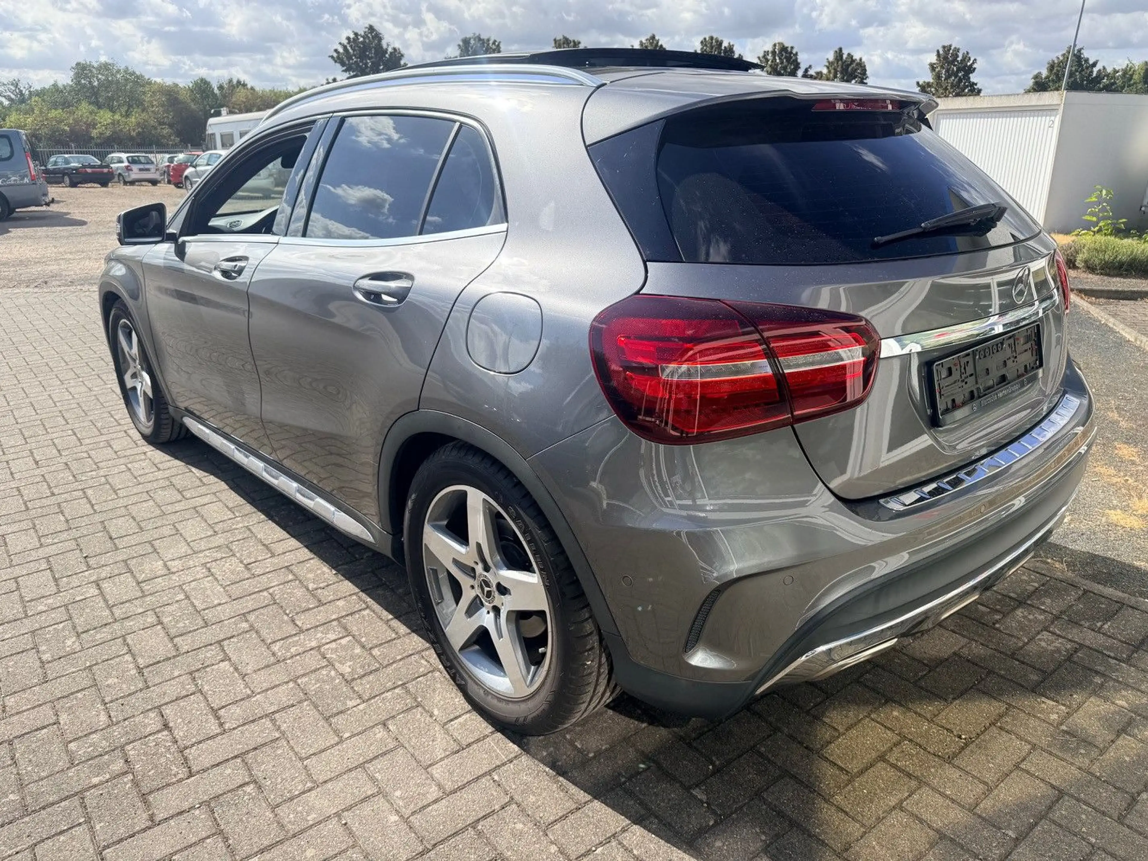 Mercedes-Benz GLA 200 AMG Line — photo 3