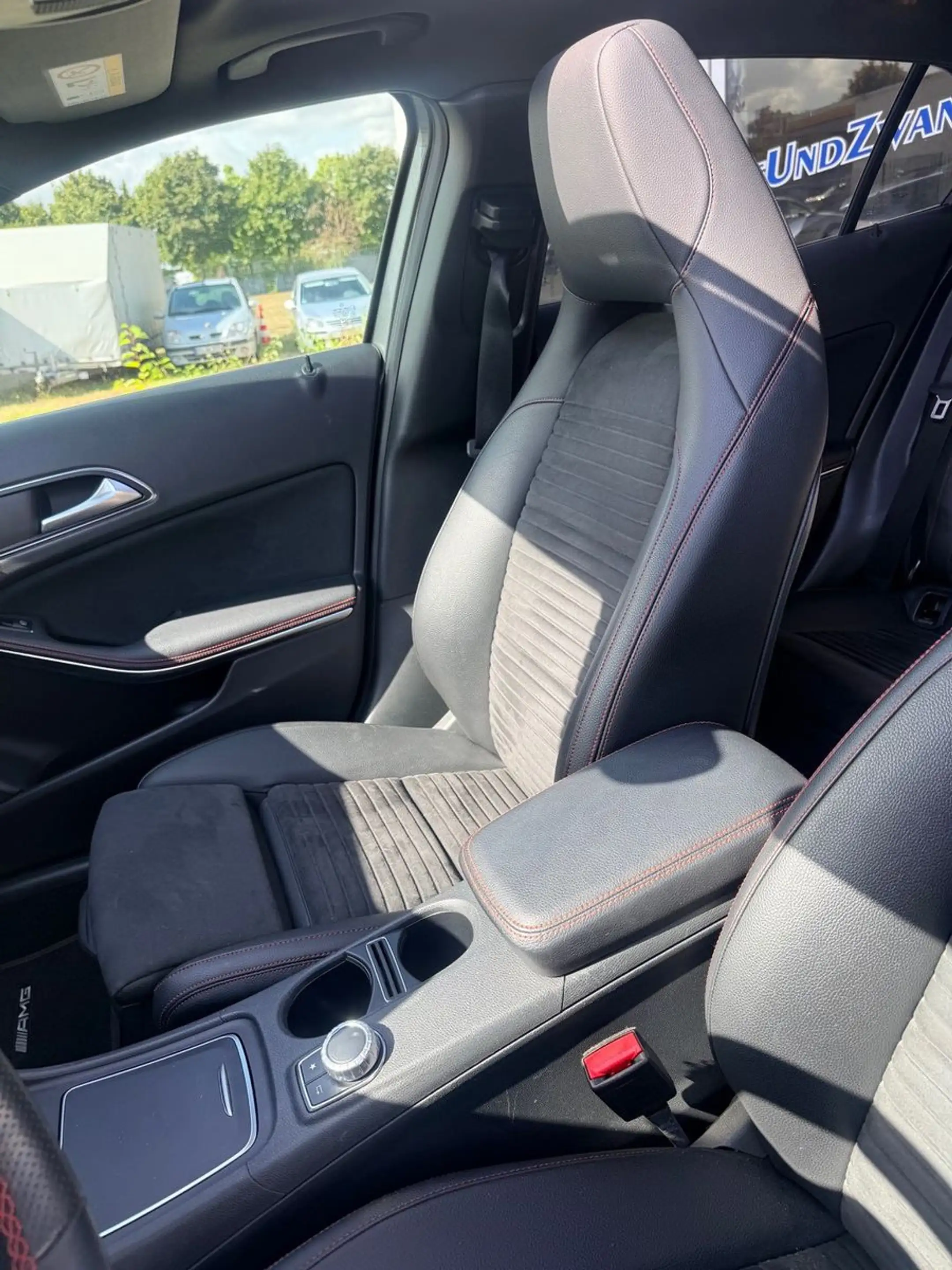 Mercedes-Benz GLA 200 AMG Line — photo 12