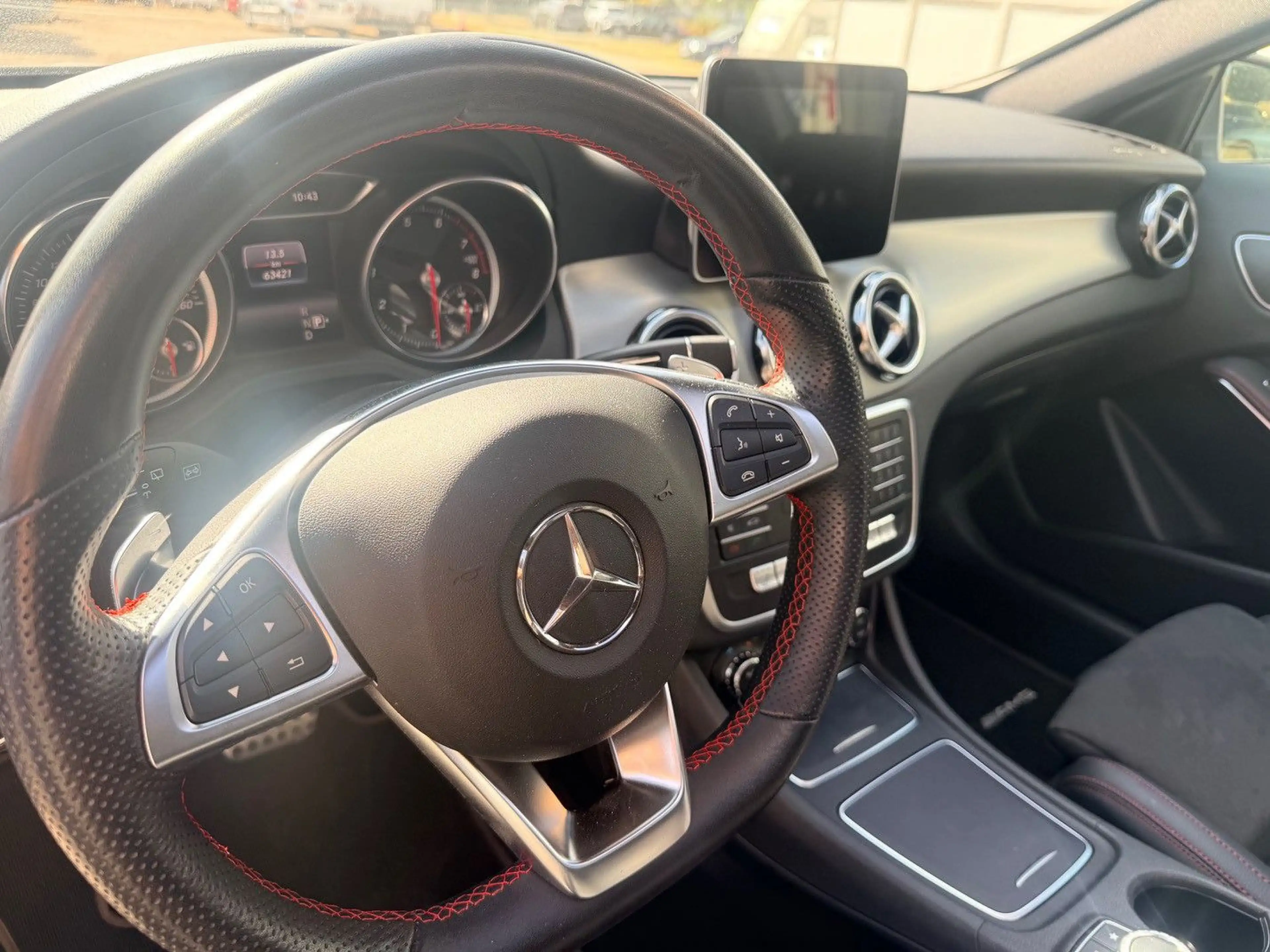Mercedes-Benz GLA 200 AMG Line — photo 9