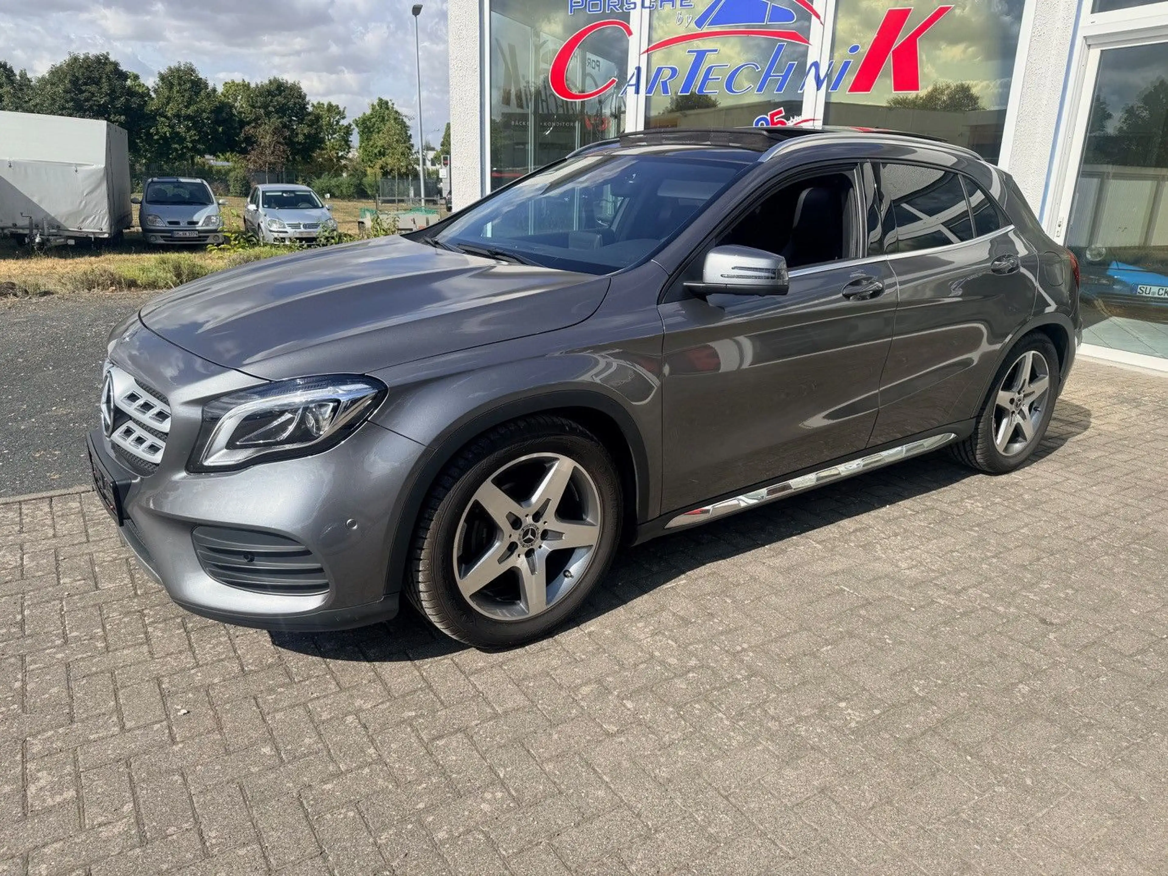 Mercedes-Benz GLA 200 AMG Line — photo 2