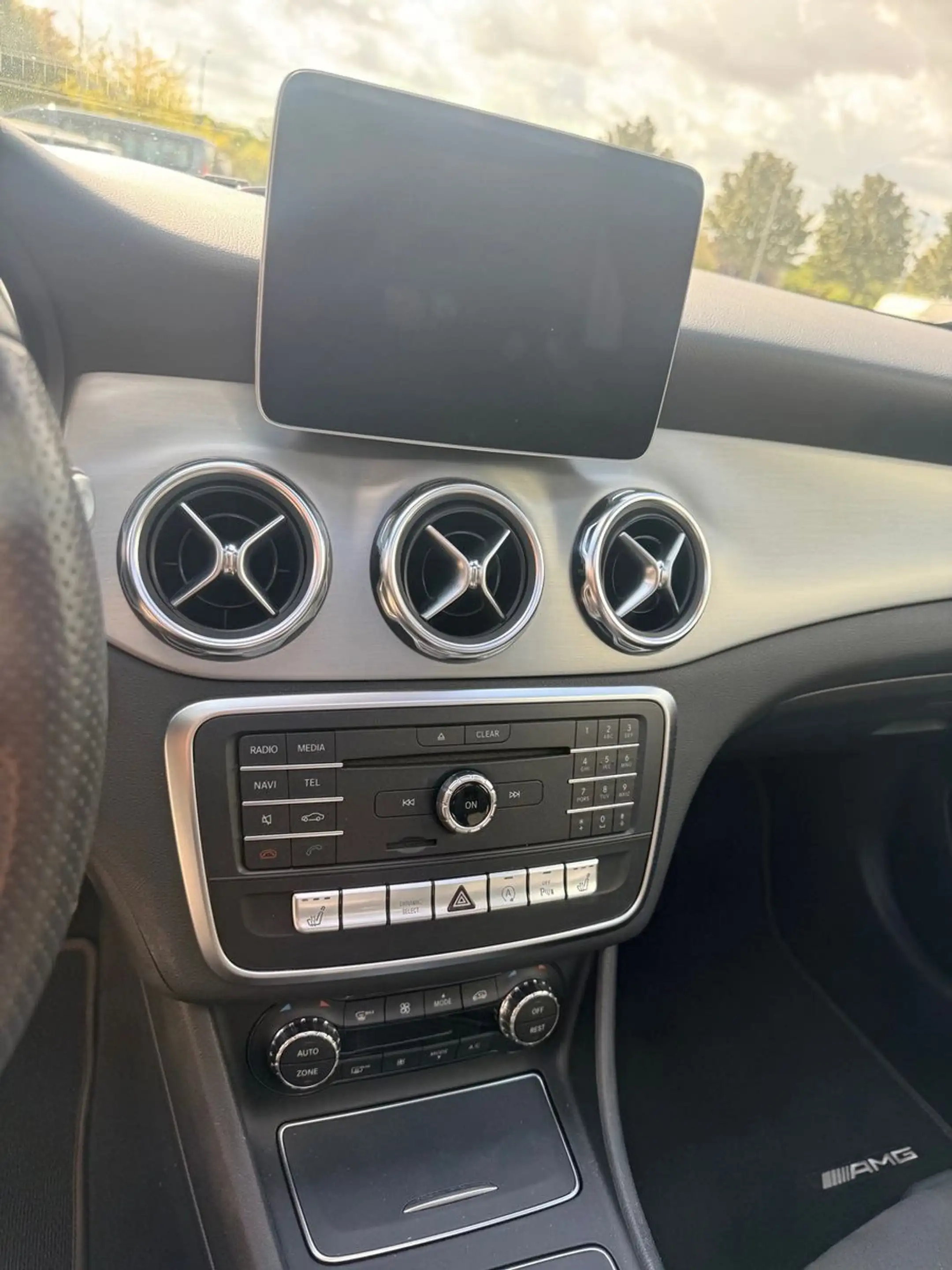 Mercedes-Benz GLA 200 AMG Line — photo 11