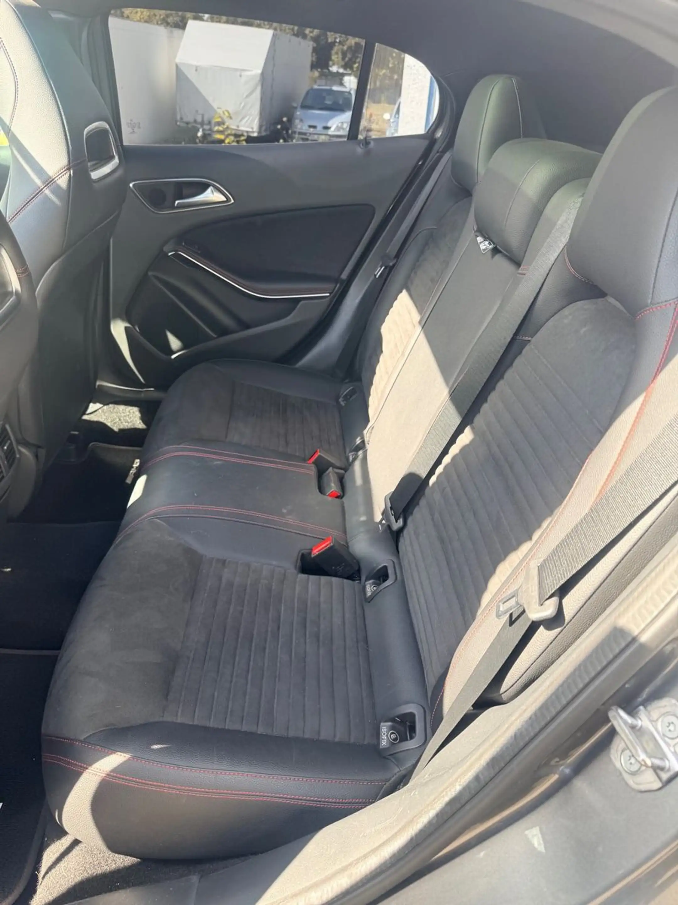Mercedes-Benz GLA 200 AMG Line — photo 13