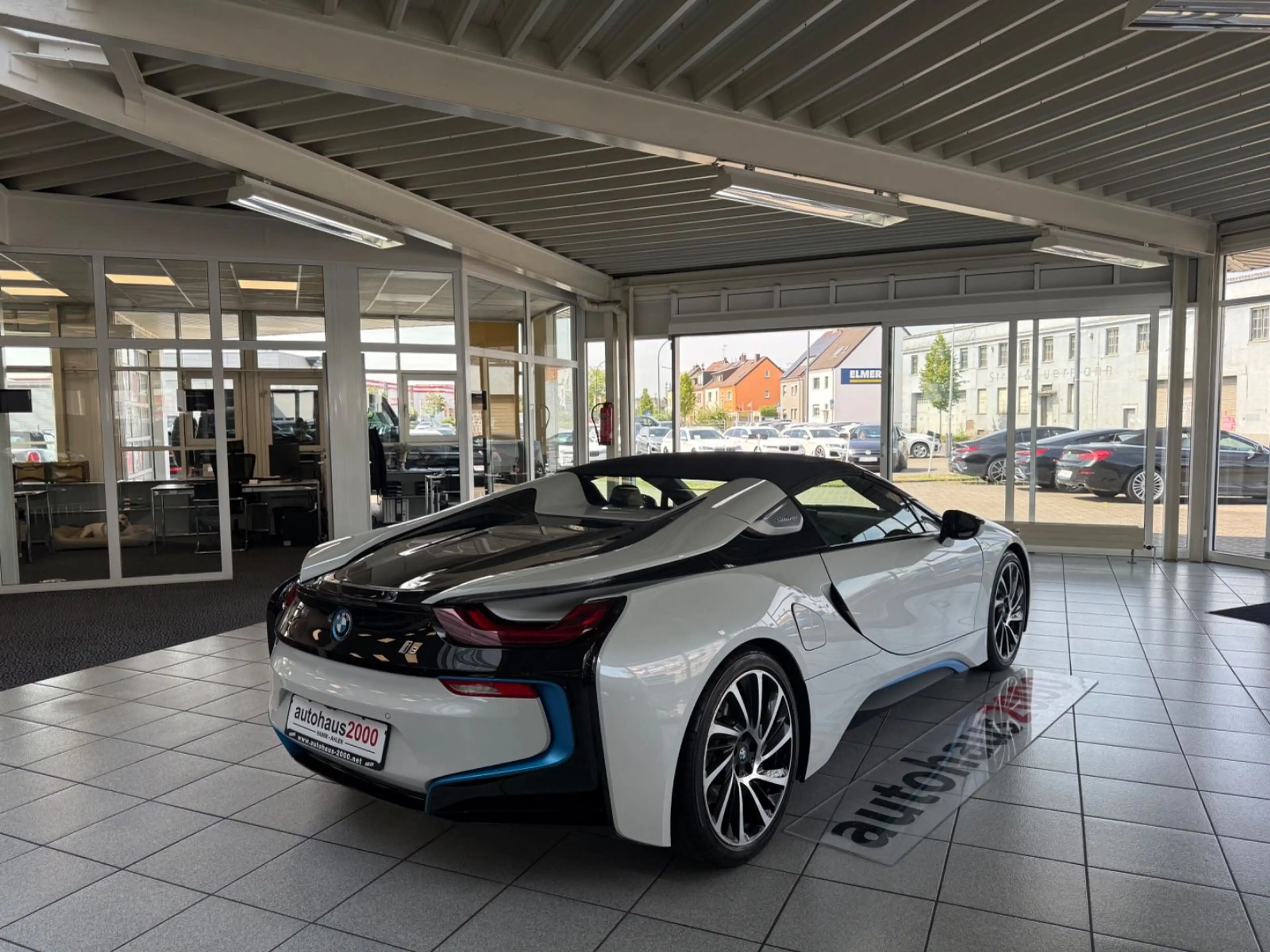 BMW i8 Roadster — photo 3