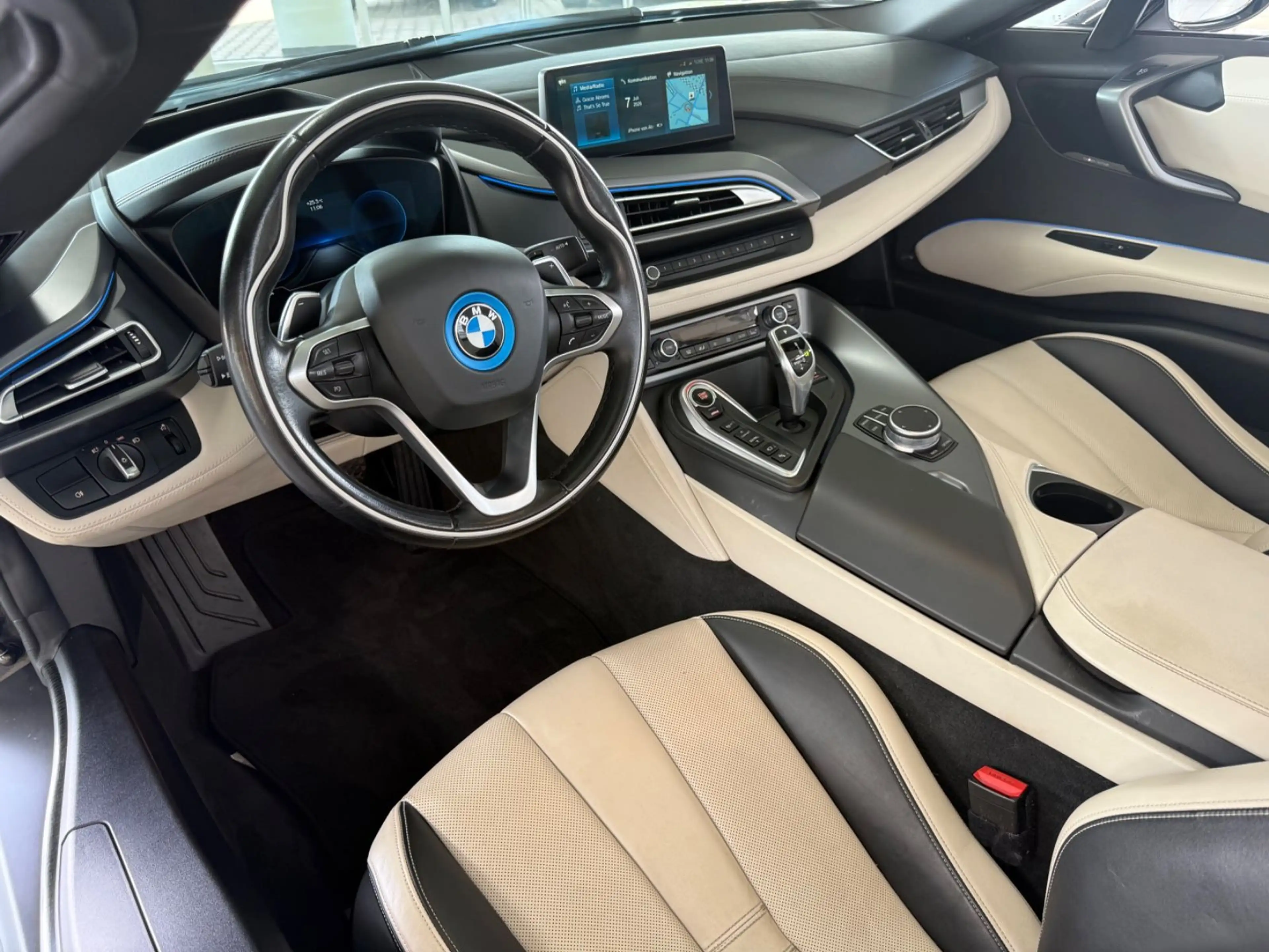 BMW i8 Roadster — photo 12