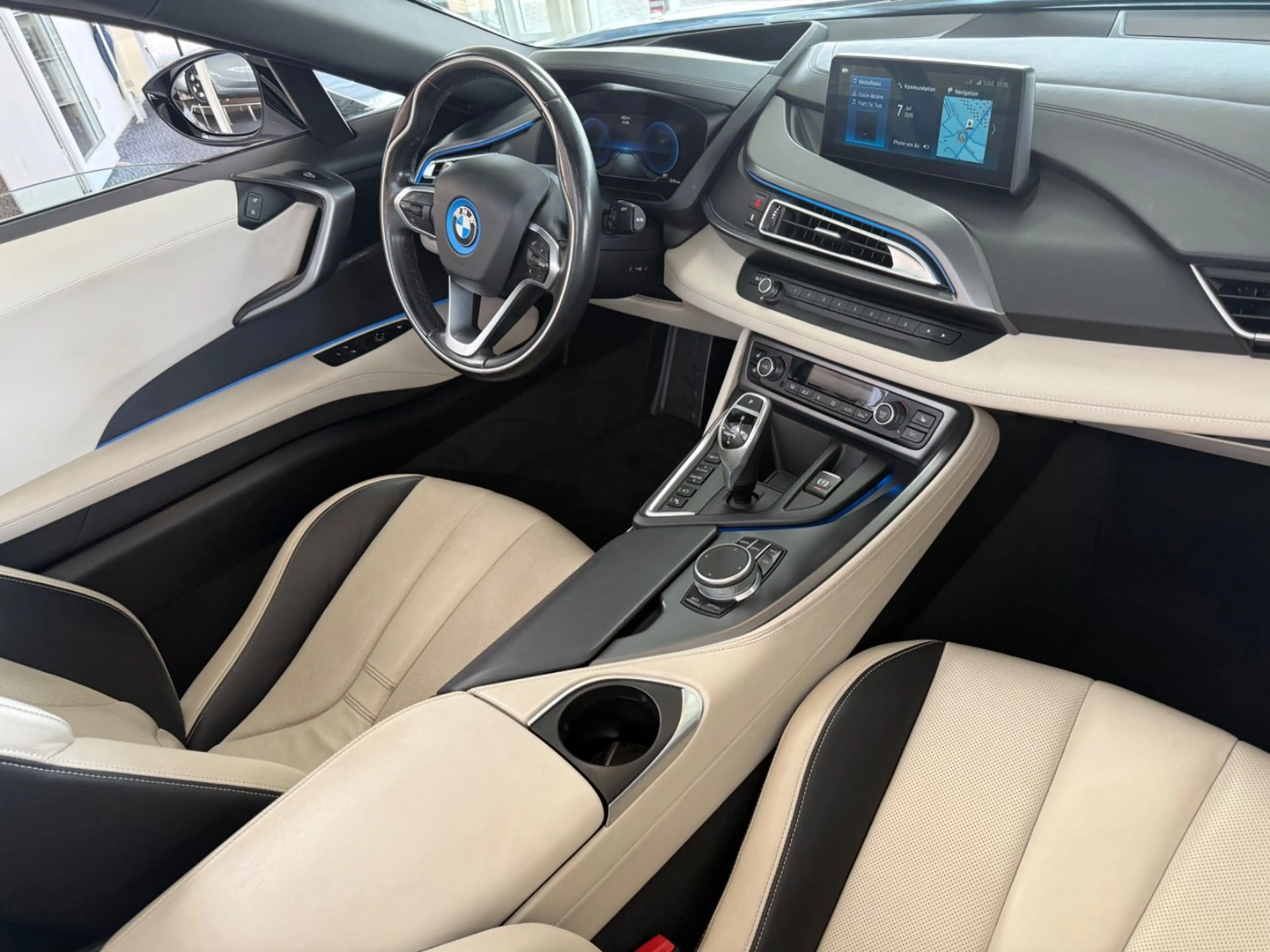 BMW i8 Roadster — photo 10