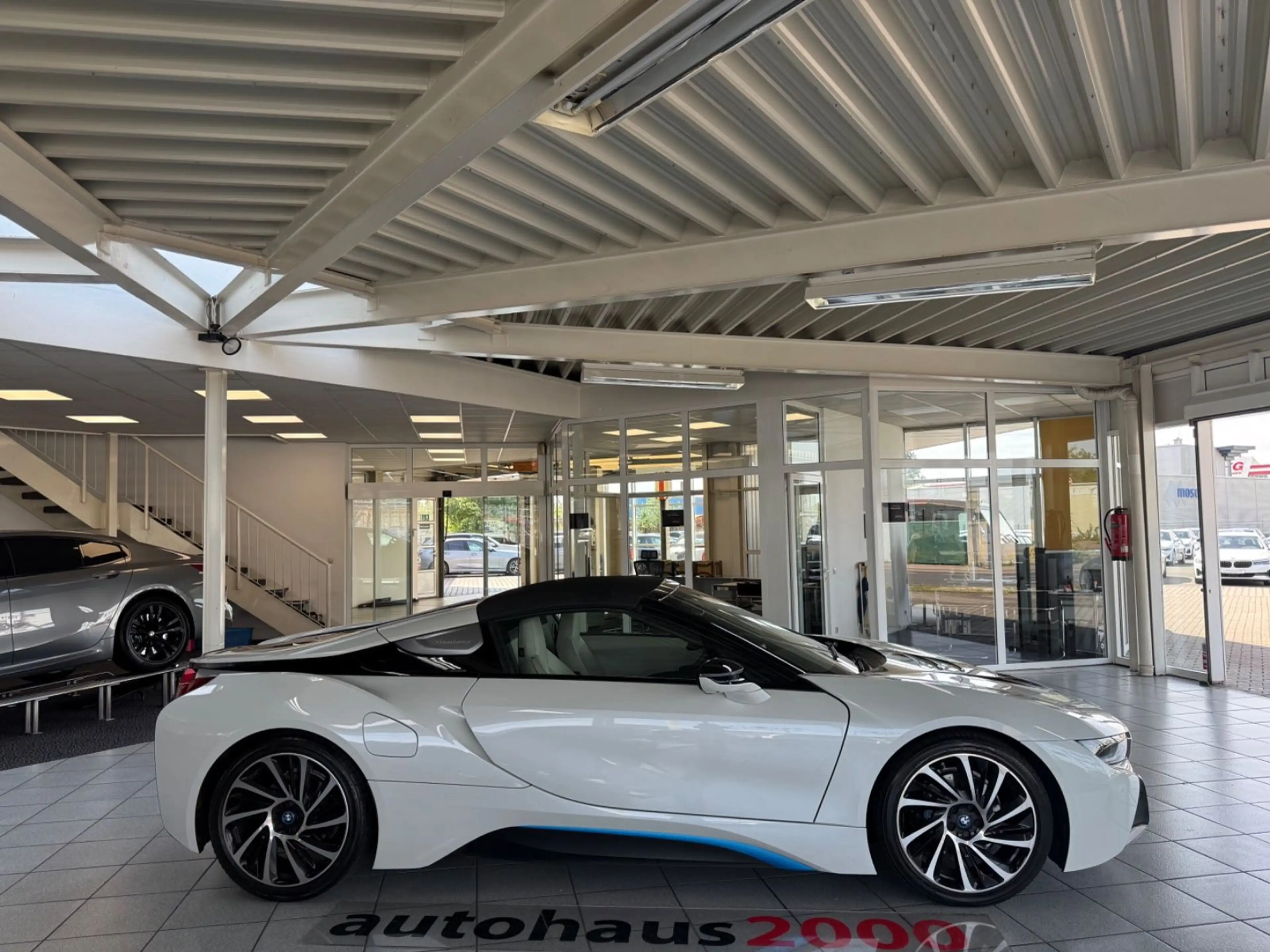 BMW i8 Roadster — photo 2