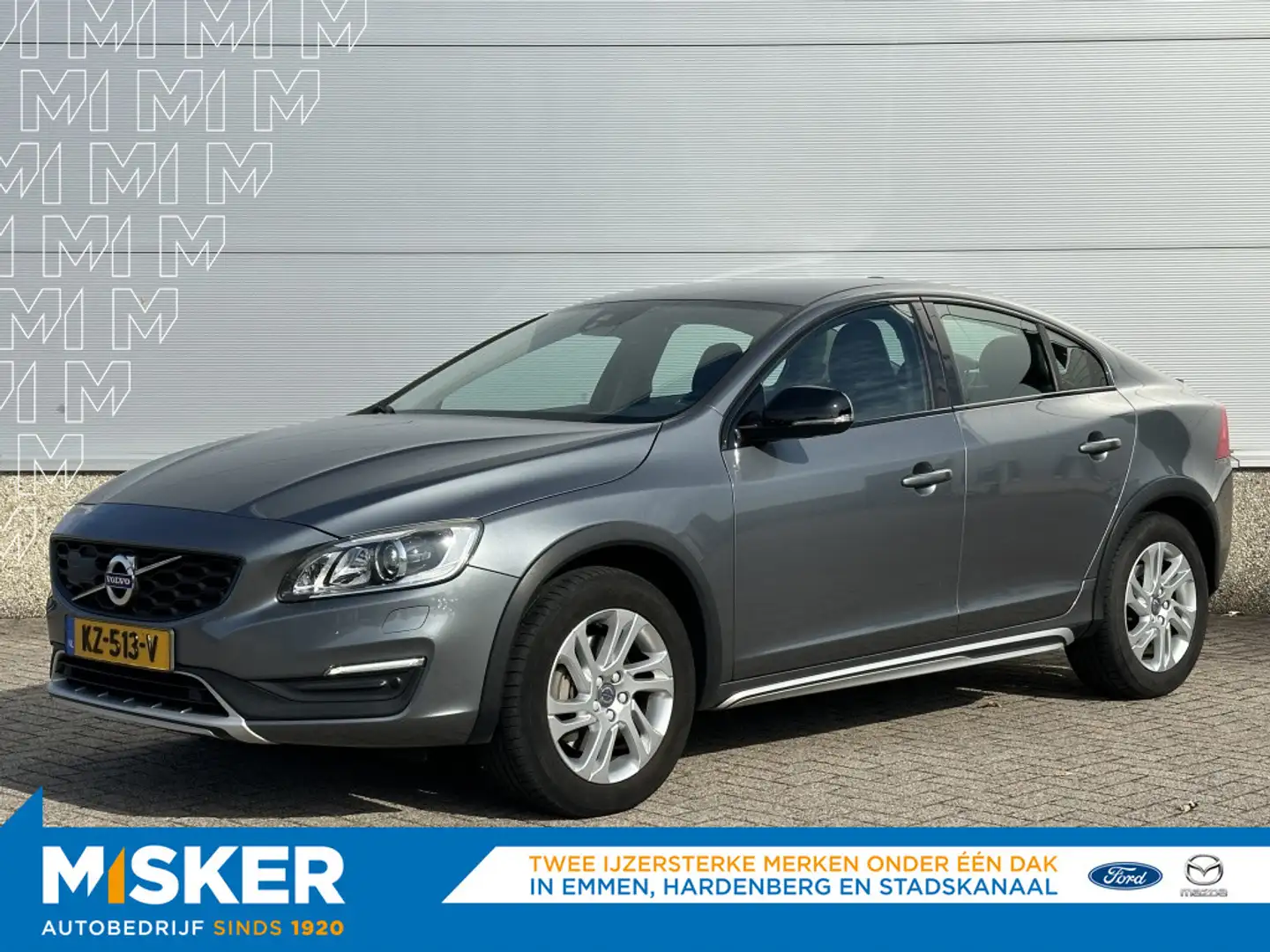 Volvo S60 Cross Country 2.0 T5 AWD Momentum Grijs - 1