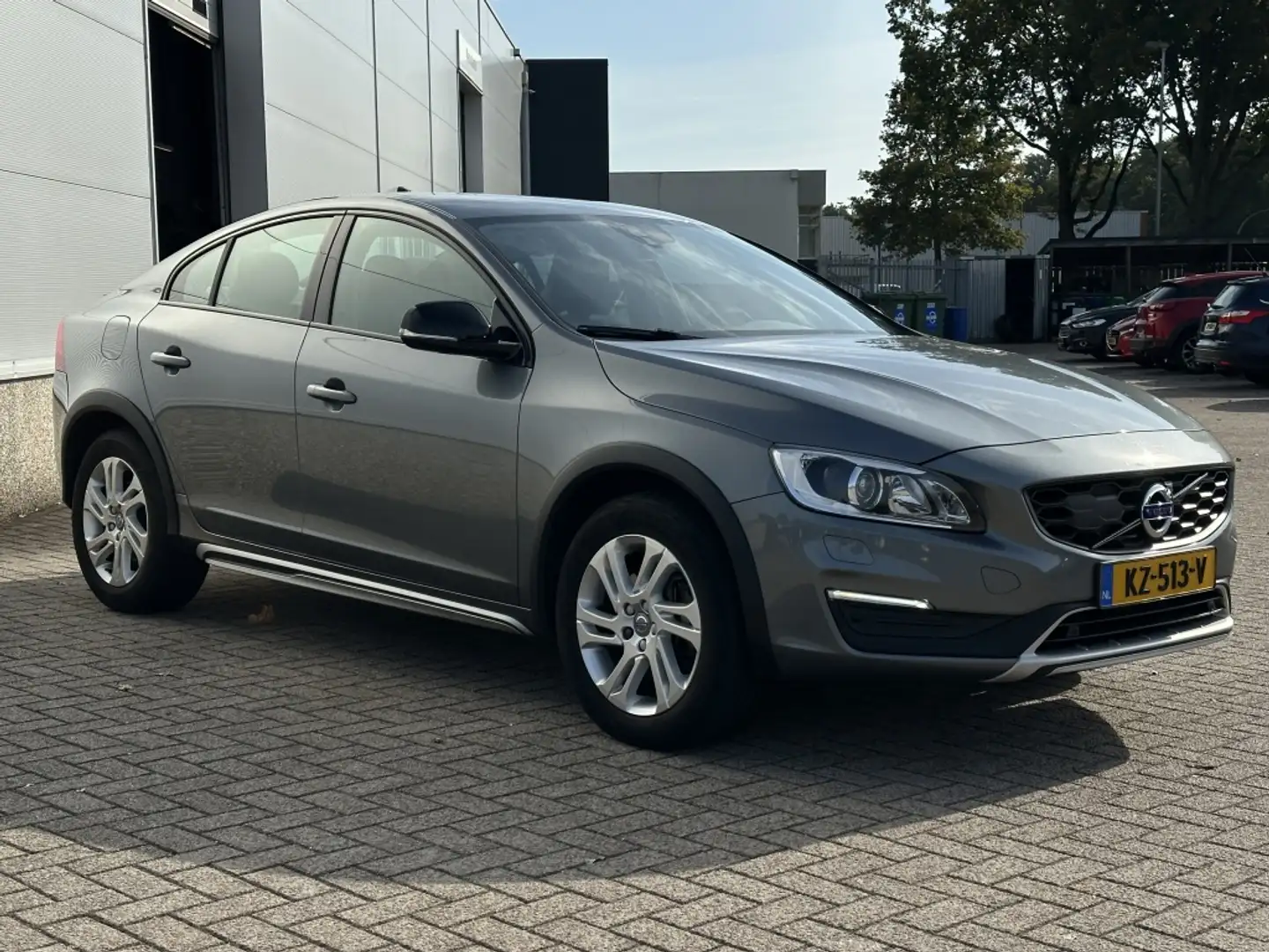 Volvo S60 Cross Country 2.0 T5 AWD Momentum Grijs - 2