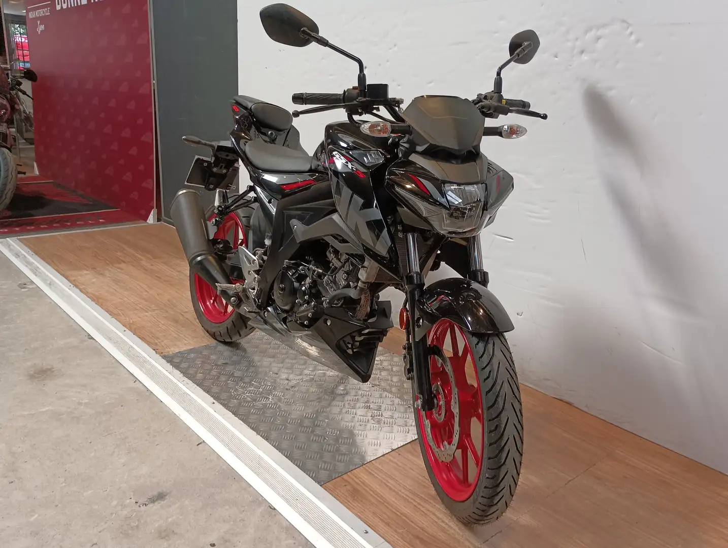 Suzuki GSX-S 125 Fekete - 2