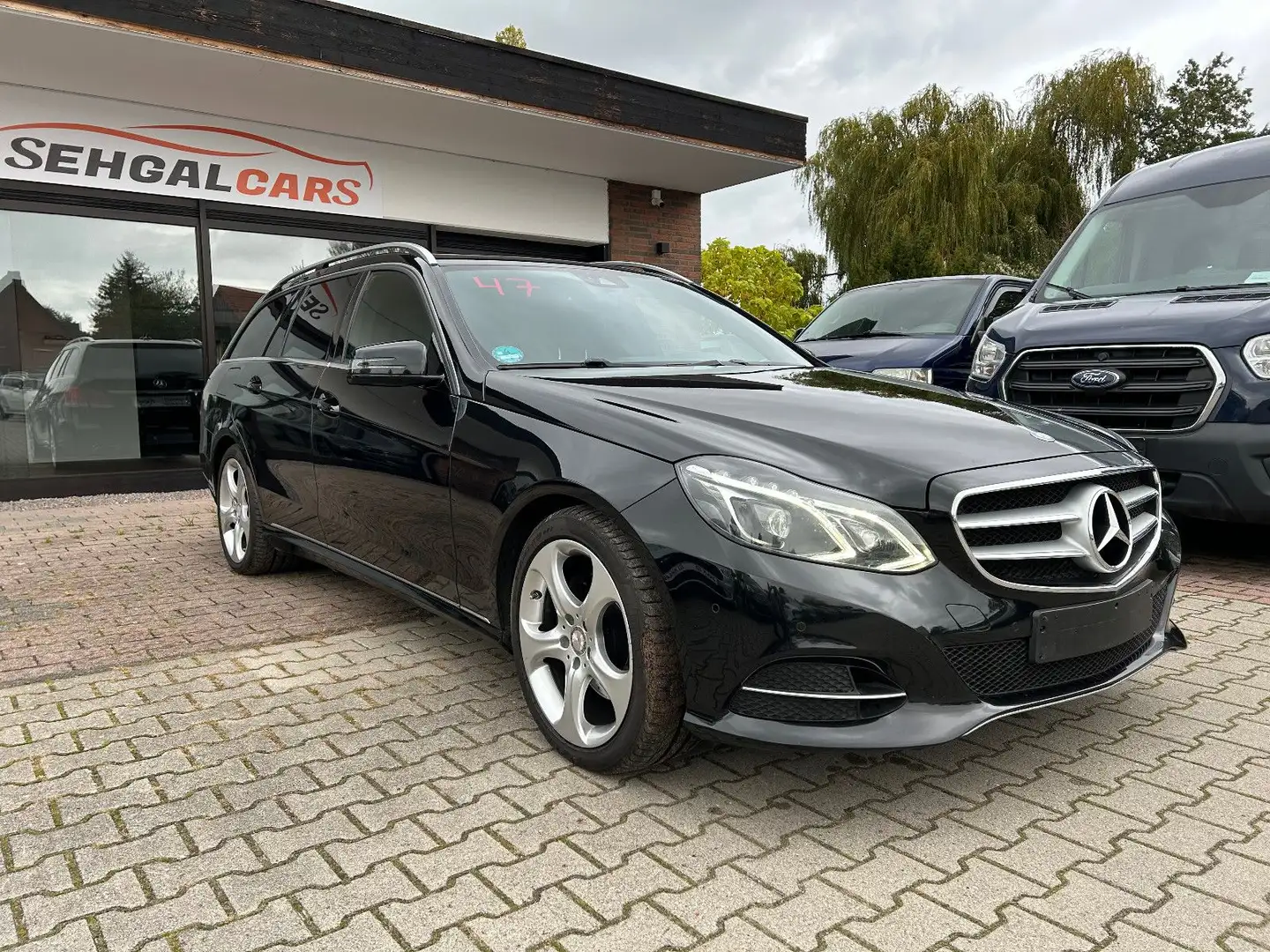 Mercedes-Benz E 200 T- Modell CGI BlueEfficiency*Navi* Noir - 1
