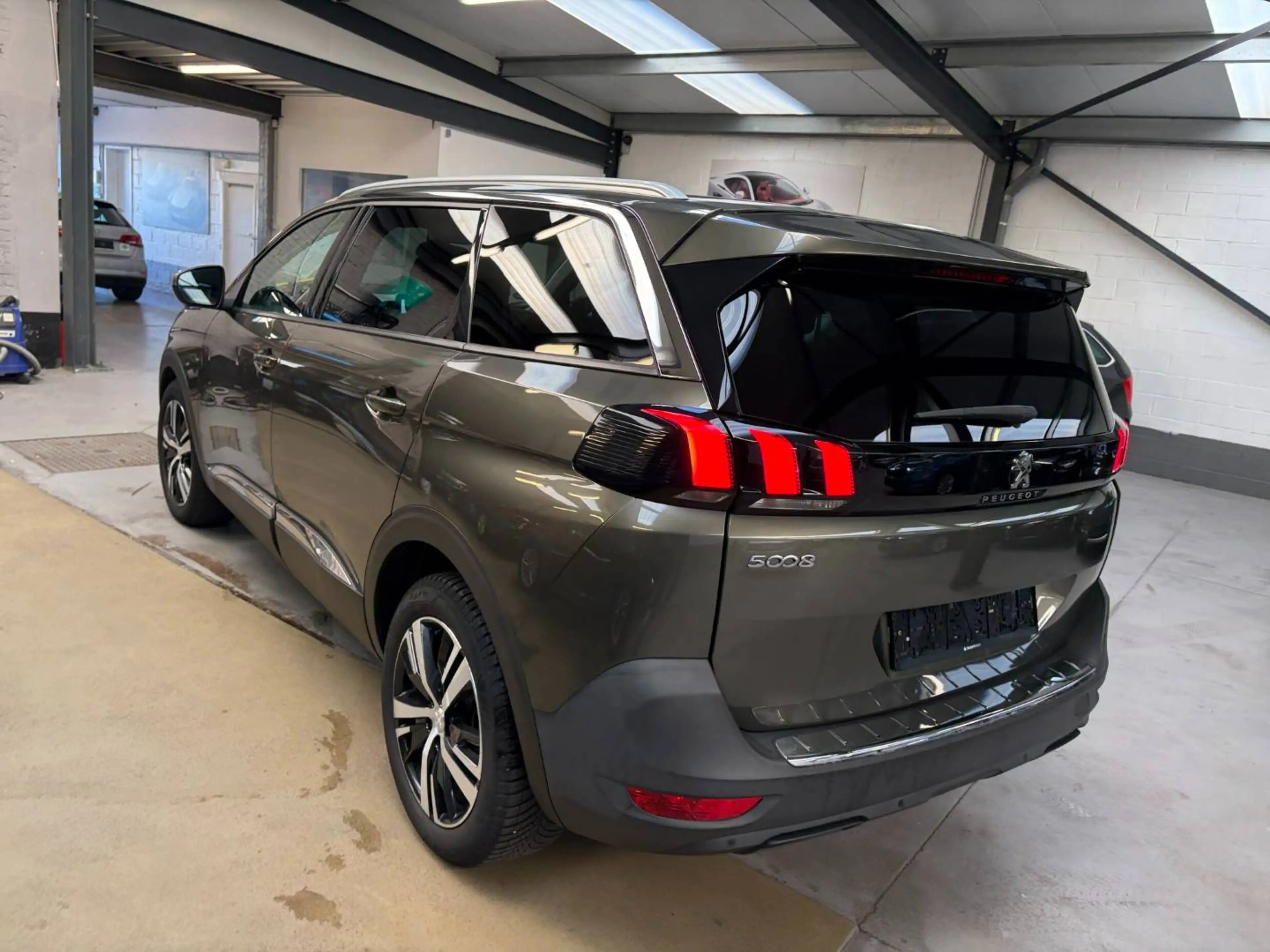 Peugeot 5008 5008 1.5 BlueHDi Allure — photo 2