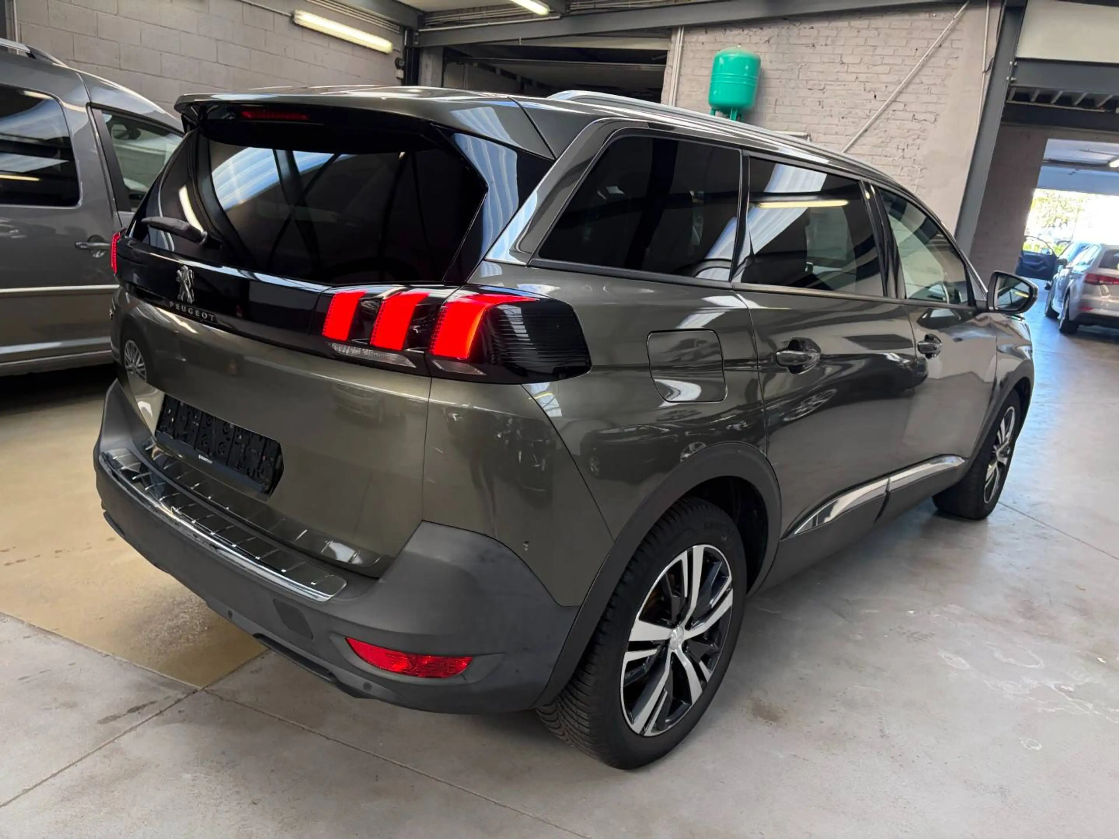 Peugeot 5008 5008 1.5 BlueHDi Allure — photo 4