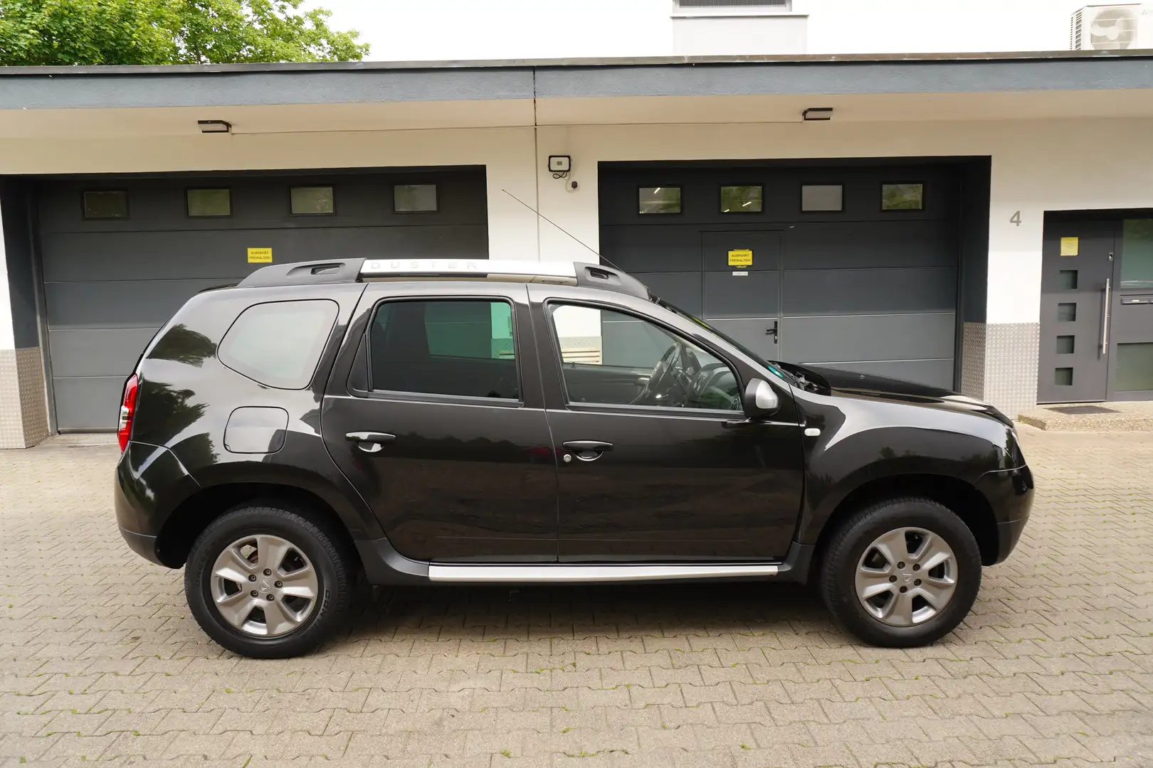Dacia Duster 1.5 dCi Celebration 4x2 KLIMA+NAVI+KAMERA+ALU+TEMP Schwarz - 2