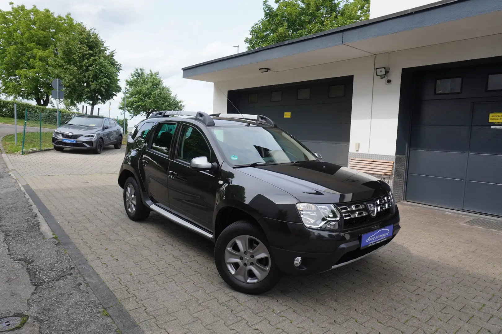 Dacia Duster 1.5 dCi Celebration 4x2 KLIMA+NAVI+KAMERA+ALU+TEMP Schwarz - 1