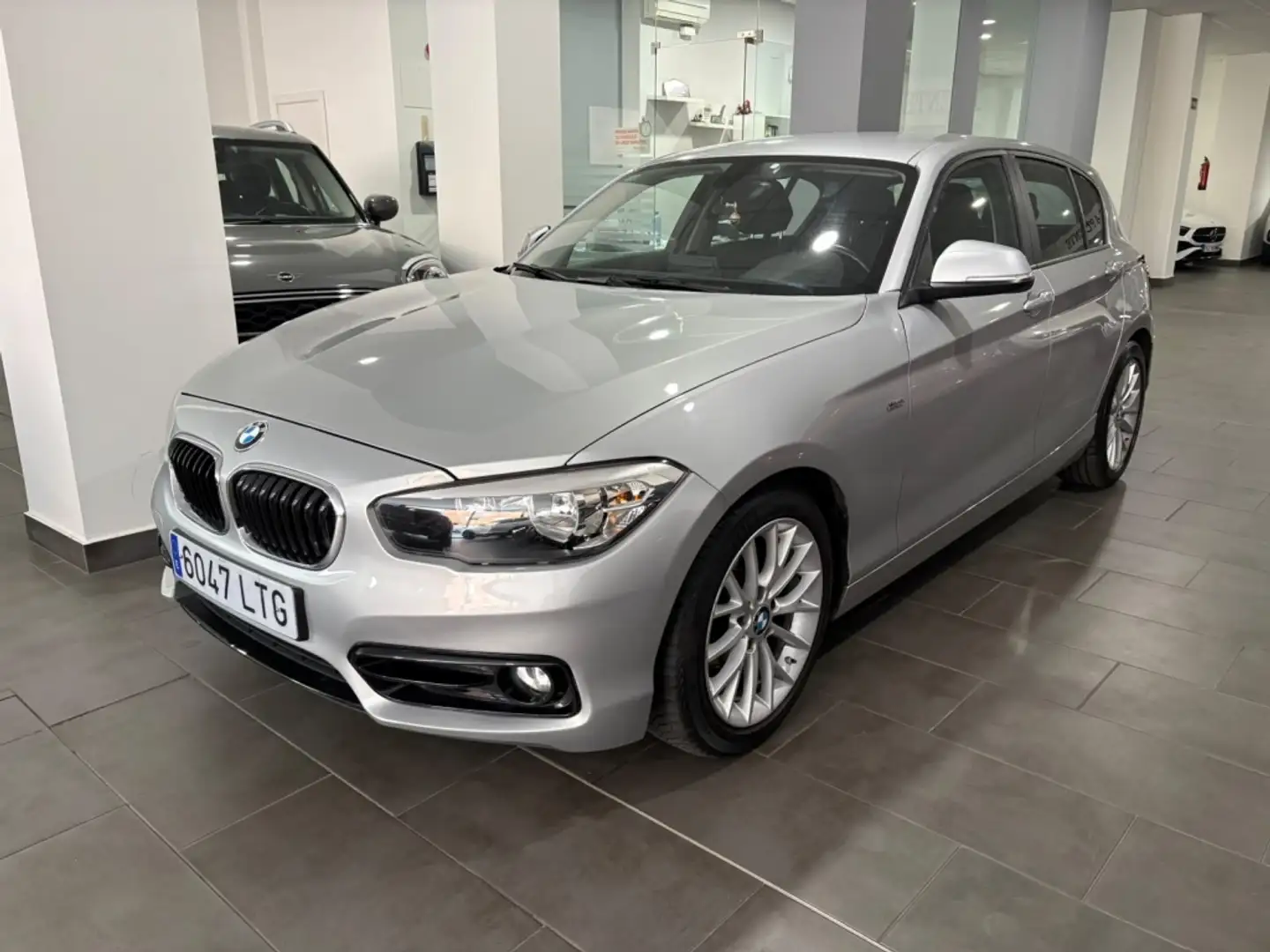 BMW 116 116d EfficientDynamics Gris - 1